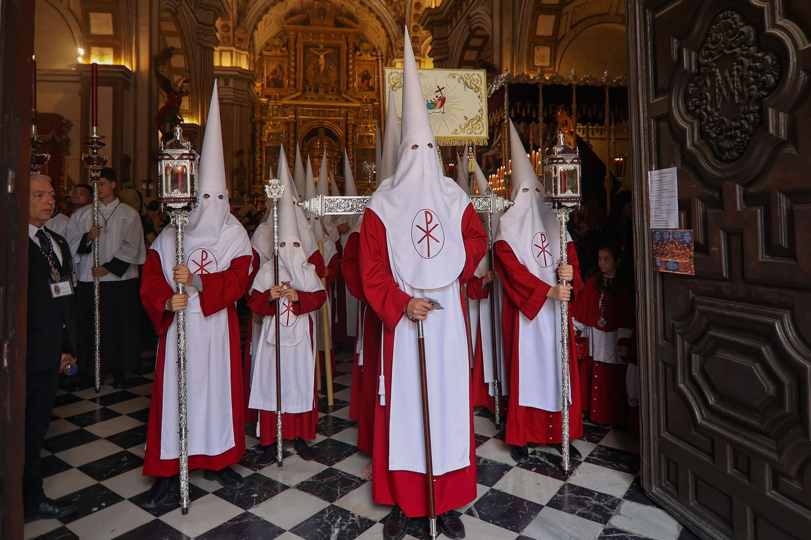 Así vivió Granada la salida de la Hermandad de los Estudiantes 2025