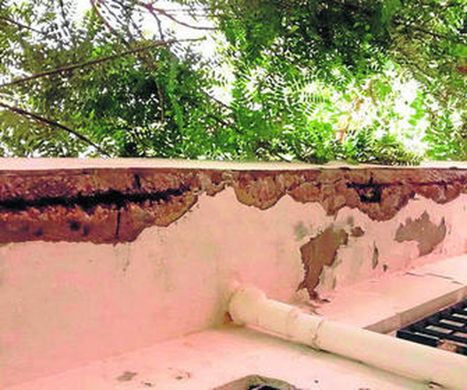 Aspecto que presenta una de las cornisas que rodean el edificio del Instituto de Secundaria Los Molinos.