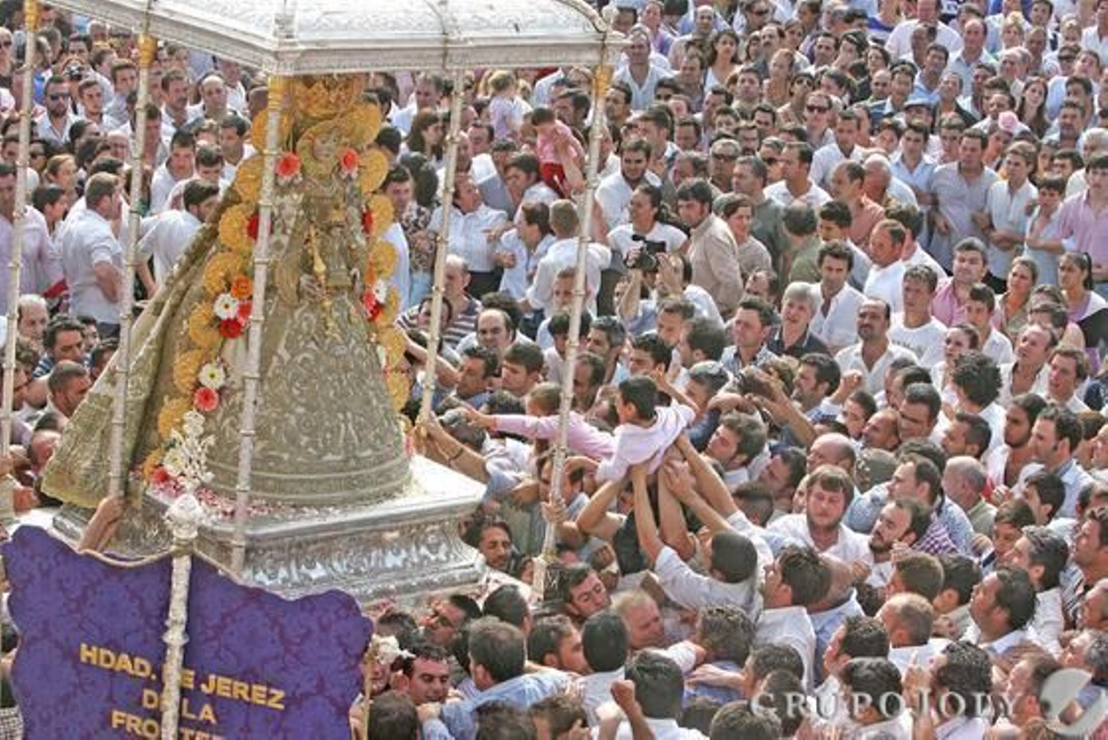 La Virgen del Rocío ayer pasando entre multitudes ante el Simpecado morado de la hermandad de Jerez.  Foto: Pascual
