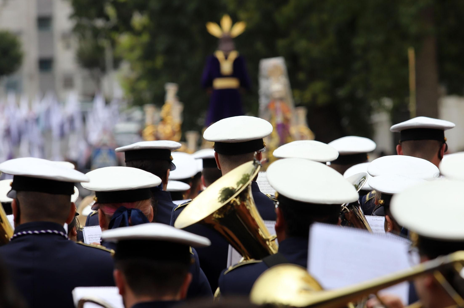 Imágenes de la procesión del Cautivo  bajo la lluvia en Huelva