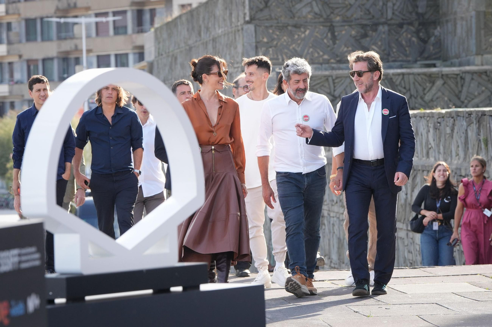 El equipo de ‘Los Tigres’, ayer en el Festival de San Sebastián, con el Alberto Rodríguez en el centro charlando con los actores Antonio  de la Torre y Bárbara Lennie.