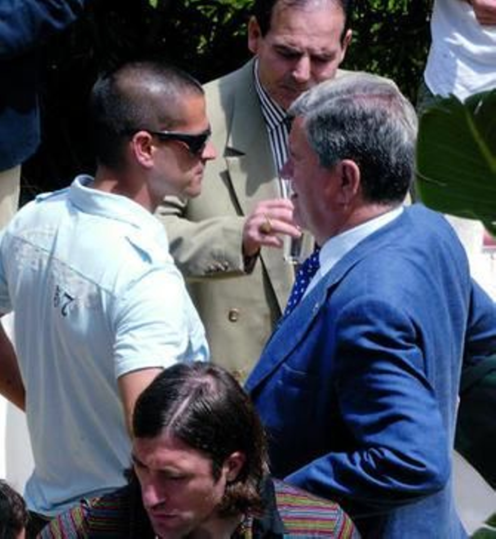 Juanito dialoga con el presidente José León y el vicepresidente Rufino González.