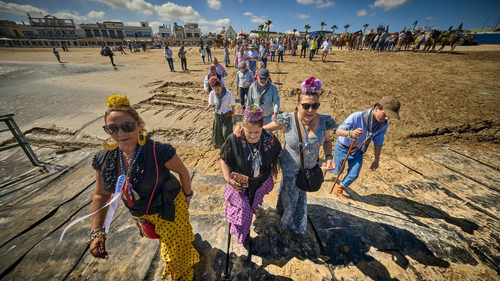 El embarque de las hermandes rocieras de Cádiz en Bajo de Guía