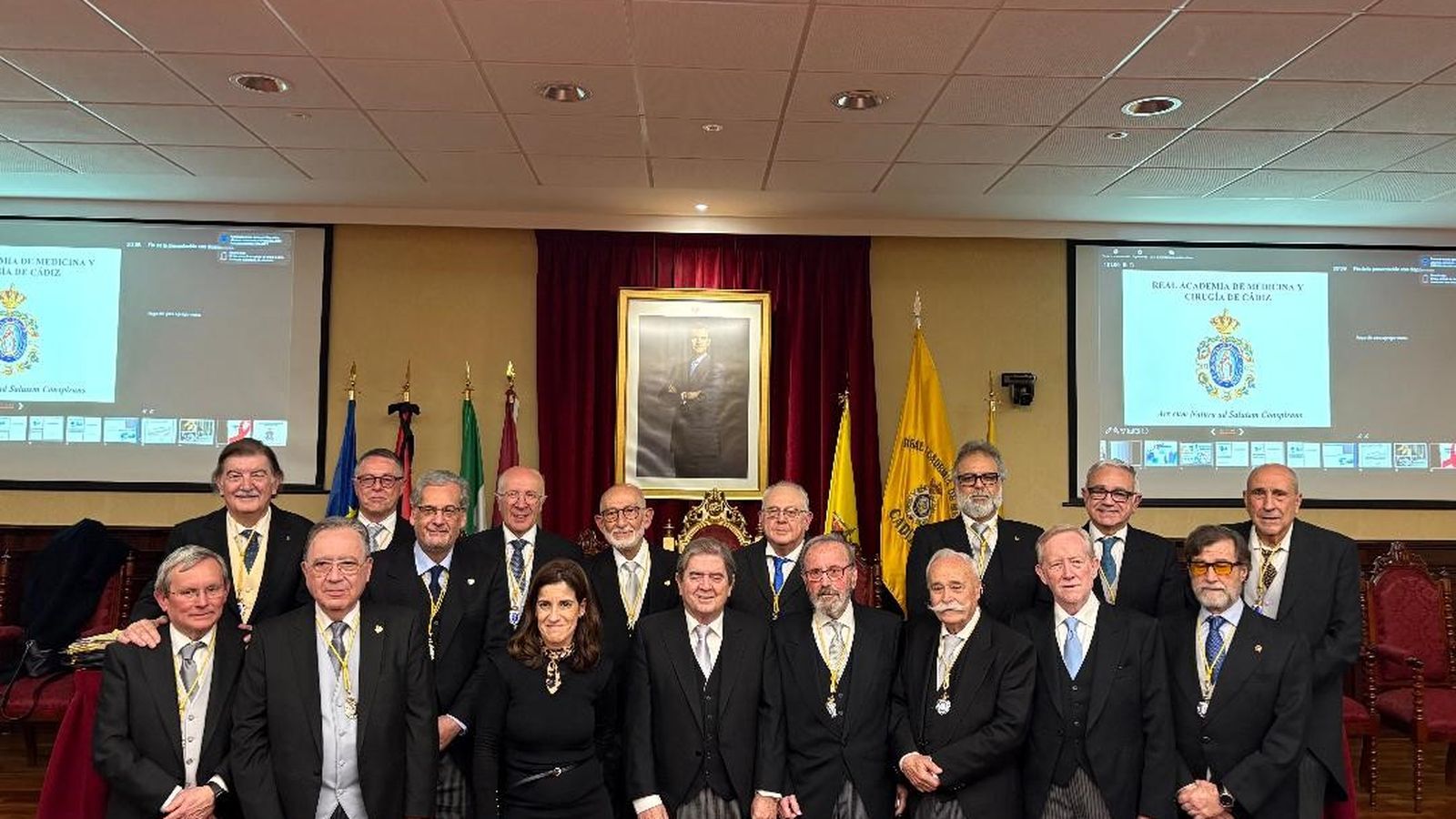 Gloria Bazán, concejala del Ayuntamiento de Cádiz, y el presidente de la Real Academia de Cirugía y Medina de Cádiz, José Antonio Girón, con el grupo de académicos tras finalizar la ceremonia.