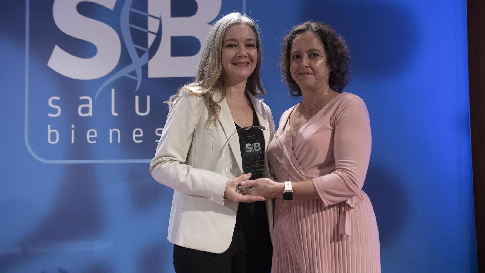 María del Carmen de Orta recoge el premio de manos de la consejera de Salud, Catalina García.