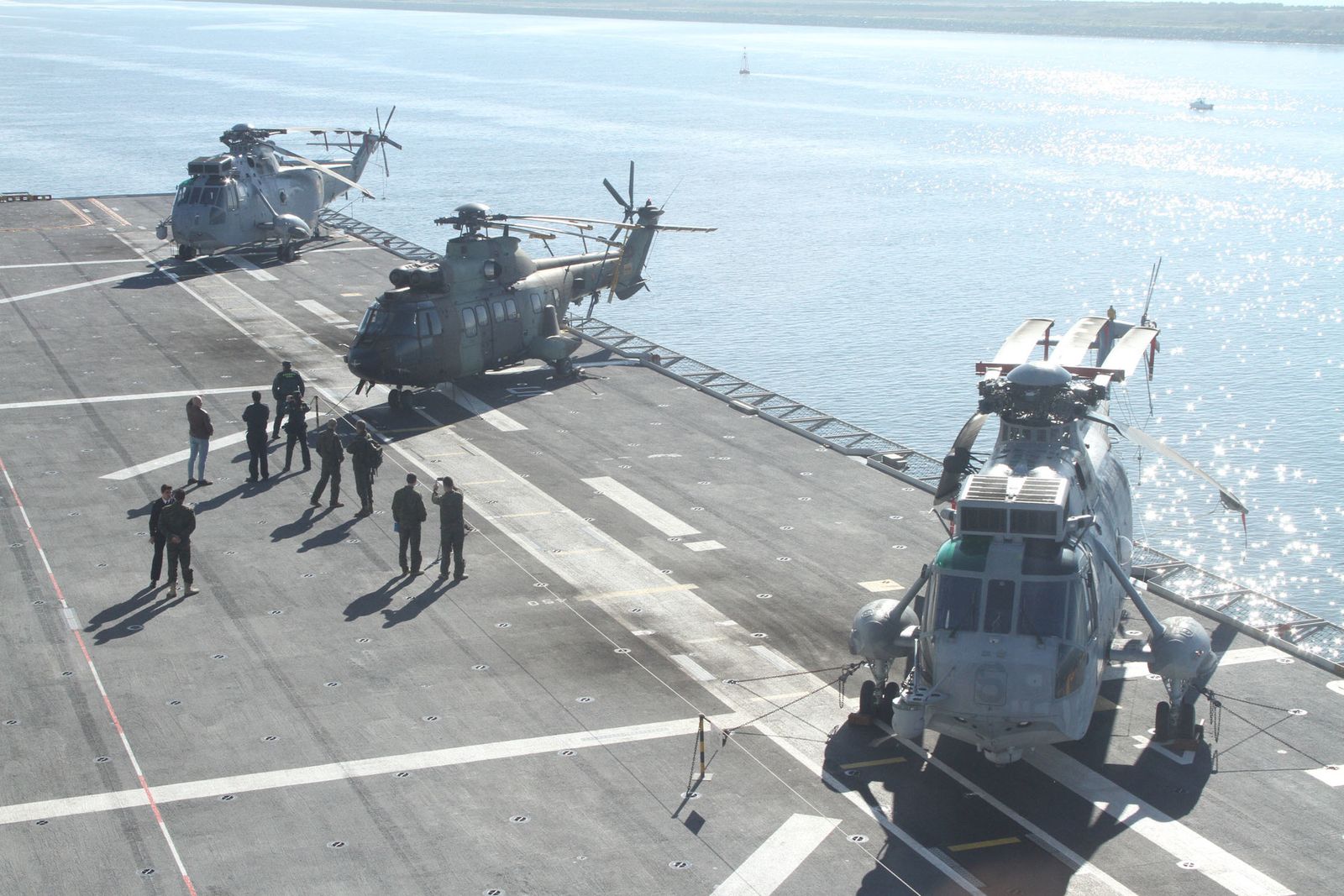Imágenes de las primeras horas del portaaviones "Juan Carlos I" en el puerto de Huelva, durante su visita este fin de semana