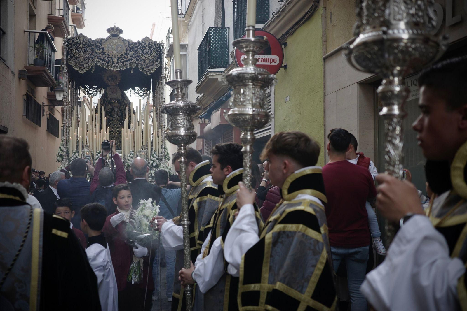 Imágenes de la procesión de la Virgen de los Dolores de Servitas en Cádiz