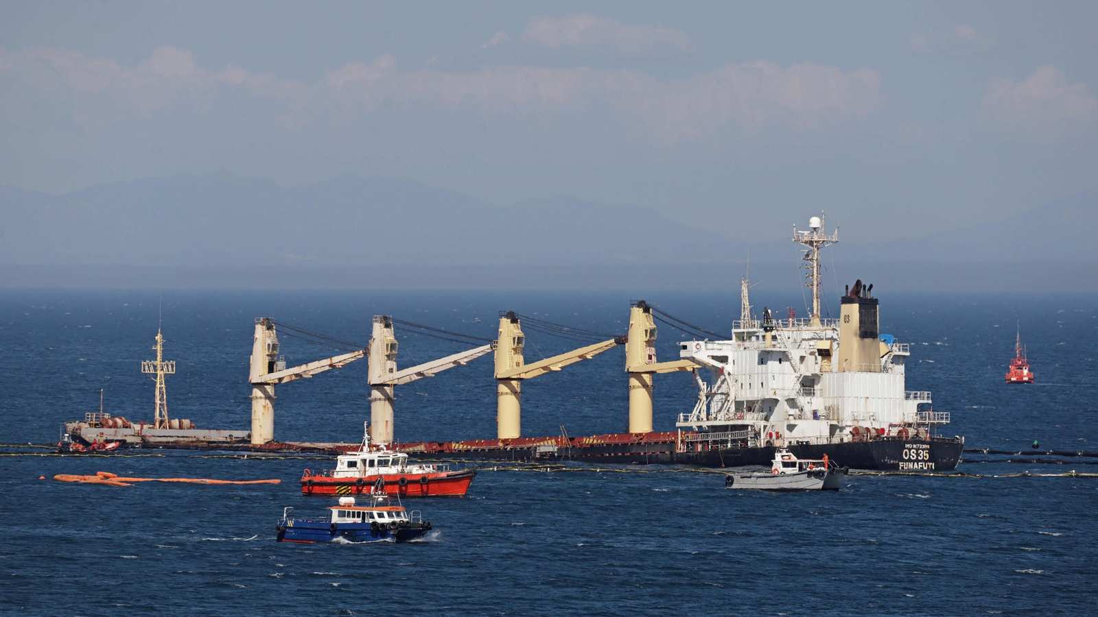 Fotos del hundimiento controlado del buque OS35 en Gibraltar