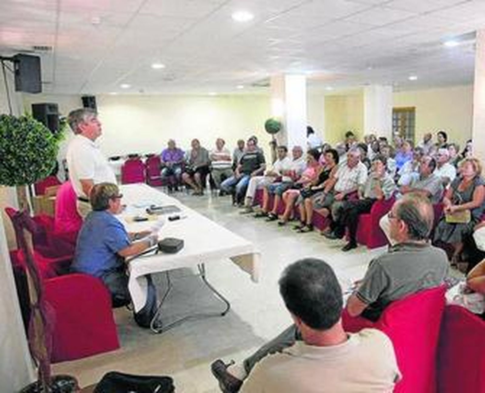 Imagen de la junta de propietarios celebrada en el hotel Al-Mar.
