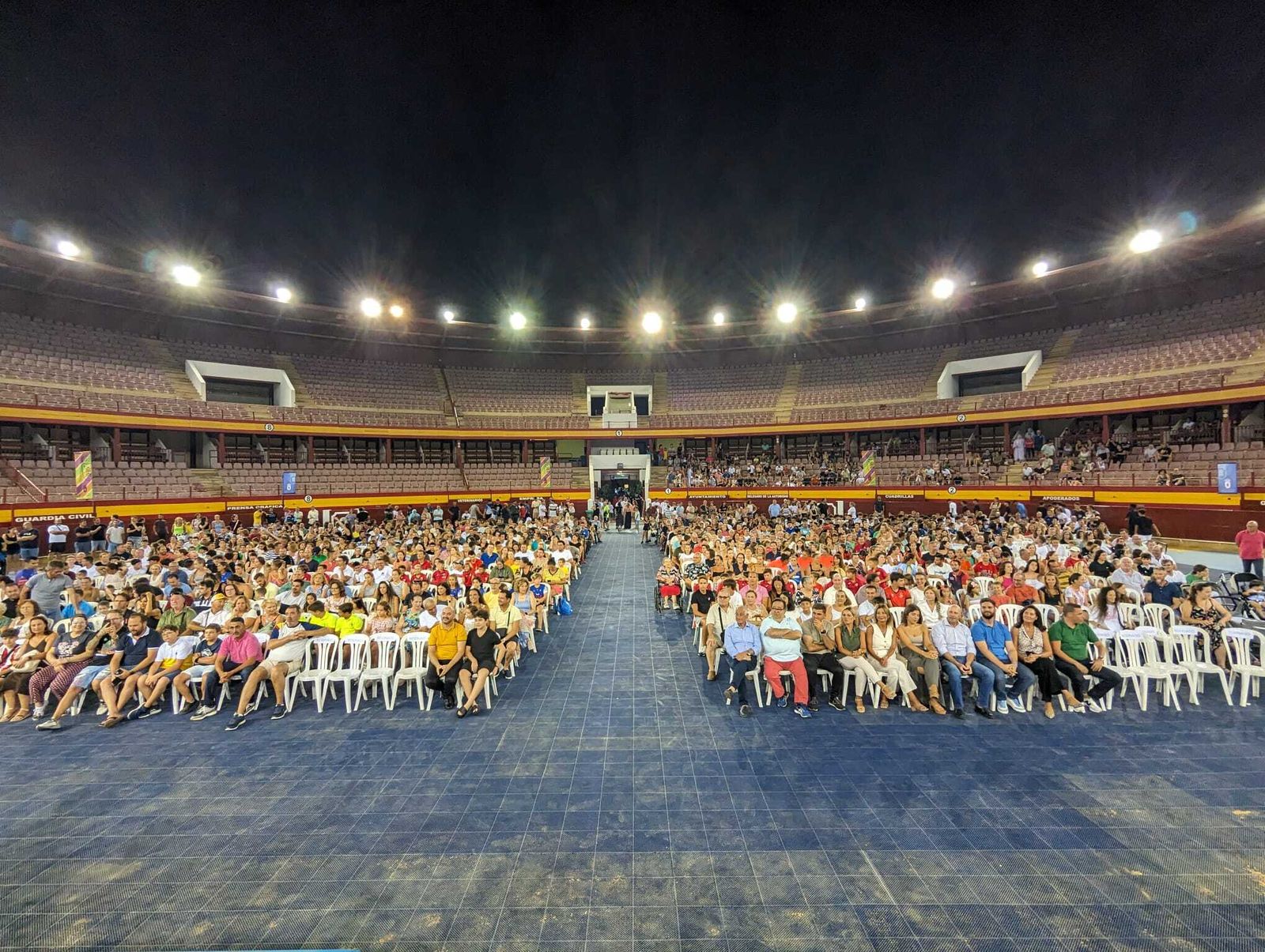 A pesar de que no estaba previsto en un principio, el consistorio tuvo que abrir finalmente las gradas