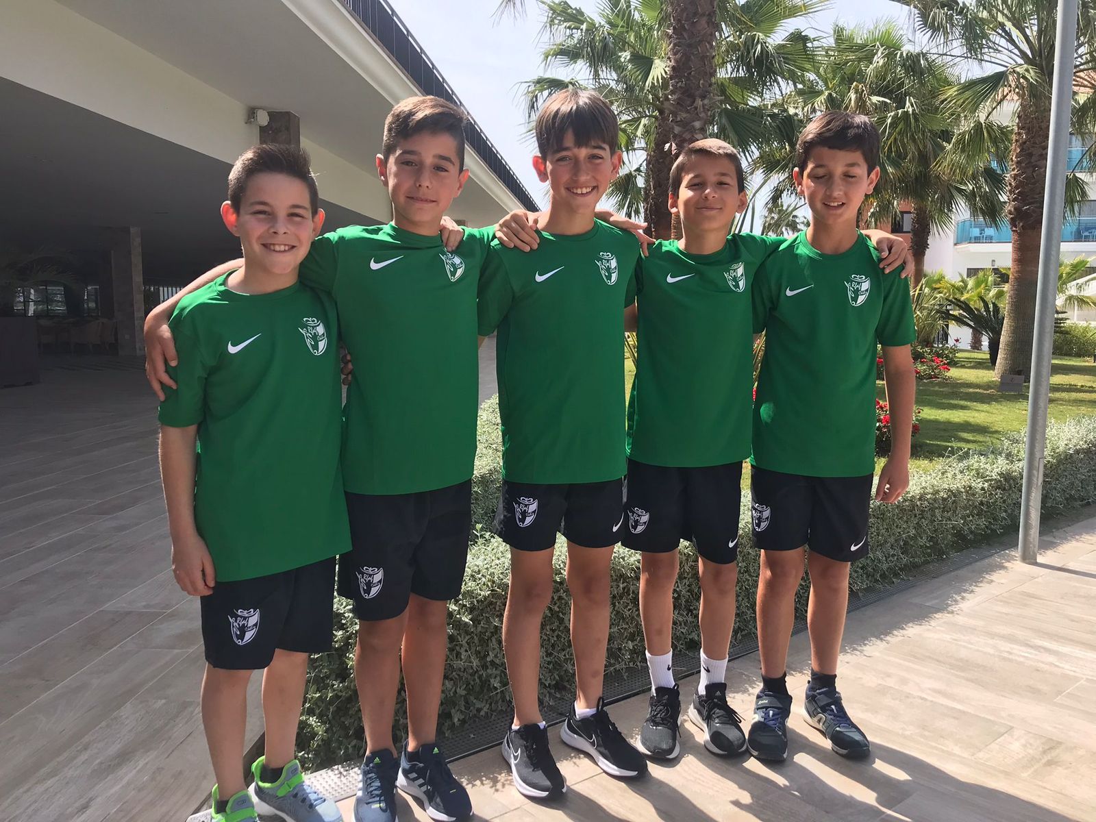 Los cinco jugadores del Campo de Gibraltar, en el hotel de concentración