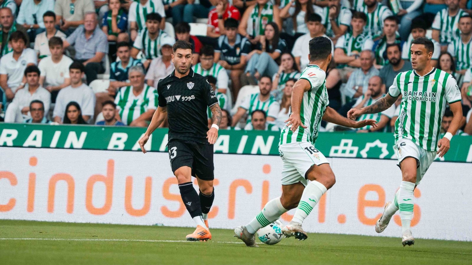 Adrián Embarba filtra un pase en el encuentro de la primera vuelta en el Nuevo Arcángel.