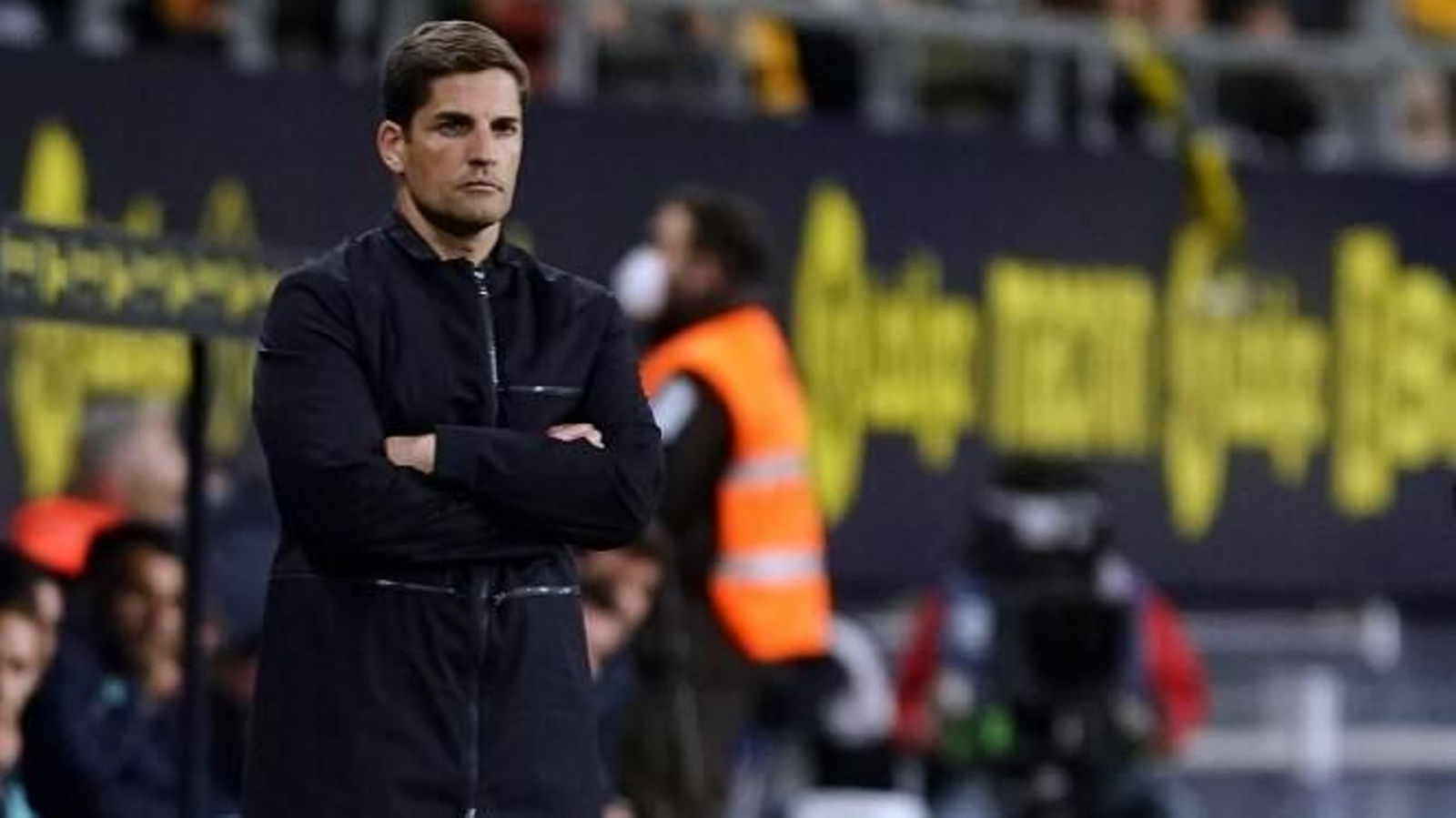 Robert Moreno dirige a su equipo en el pasado choque ante el Cádiz