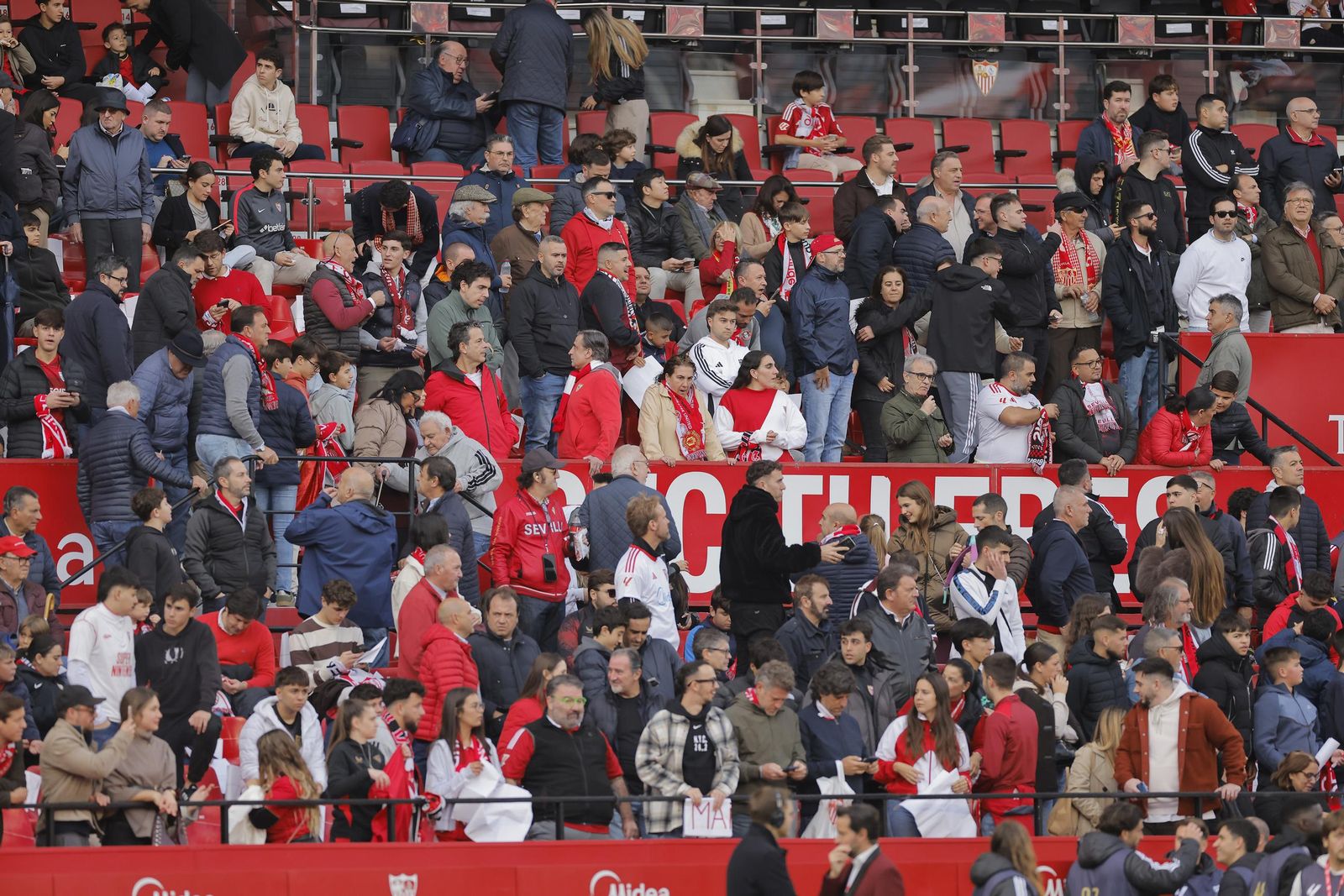 Búscate en las fotos del Sevilla -Betis