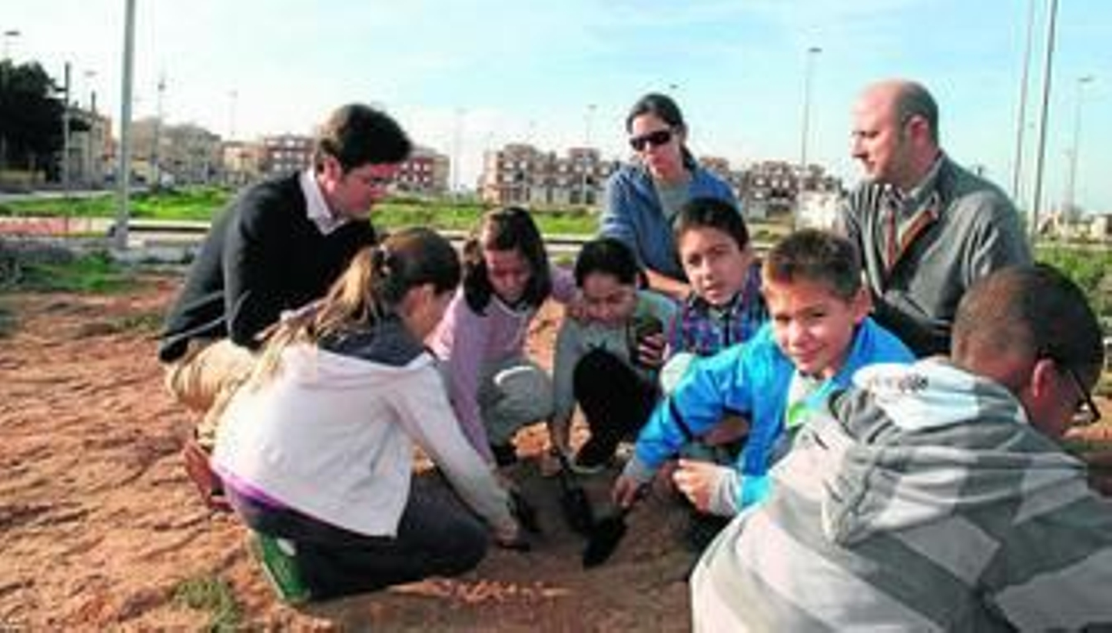 El alcalde ejidense, Francisco Góngora, junto a los niños durante la plantación ayer.