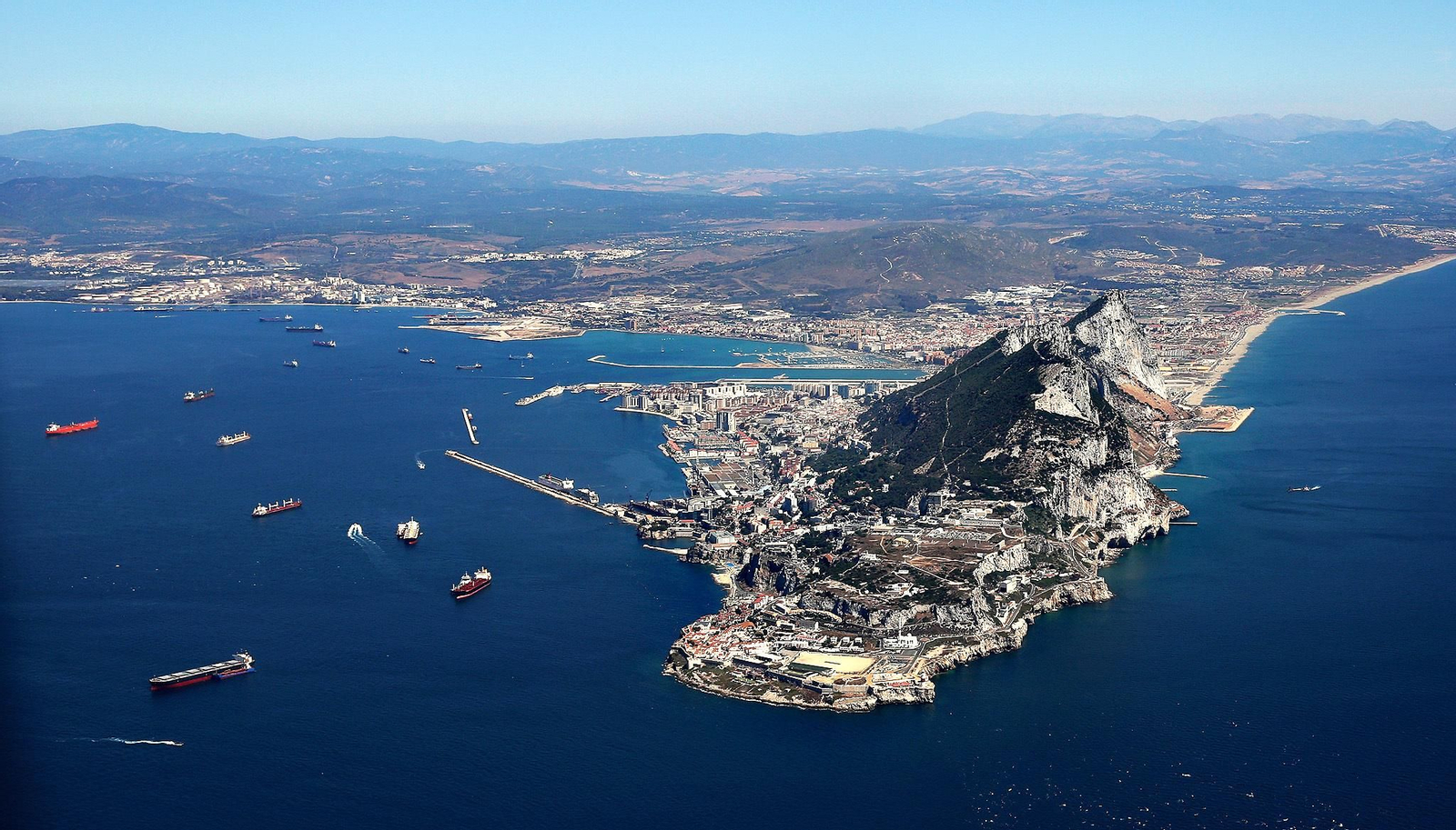 Vista aérea de Gibraltar, con La Línea detrás.