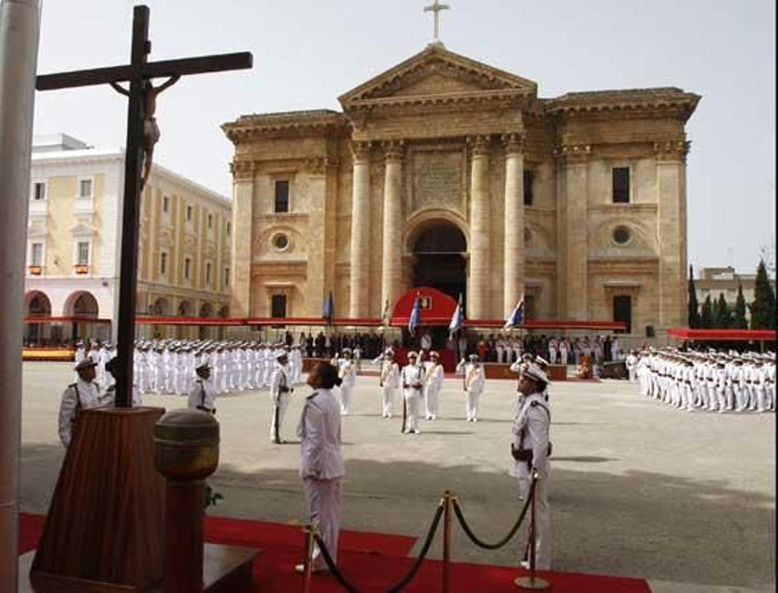 El Príncipe preside en La Isla la entrega de los Reales Despachos a los números uno del Cuerpo General de la Armada.

Foto: Nuria Reina