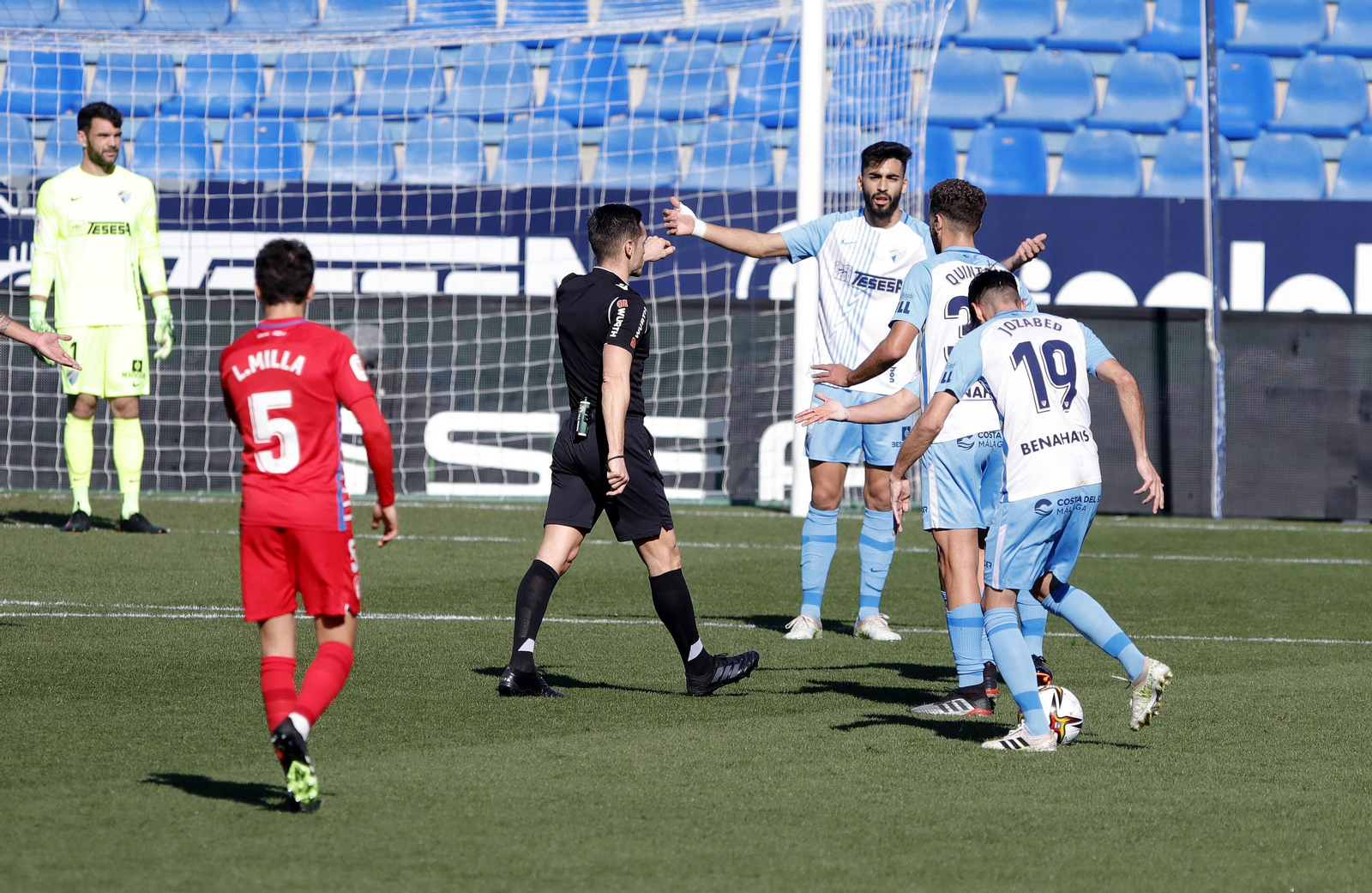 Los jugadores protestan la falta que originó el 0-1.