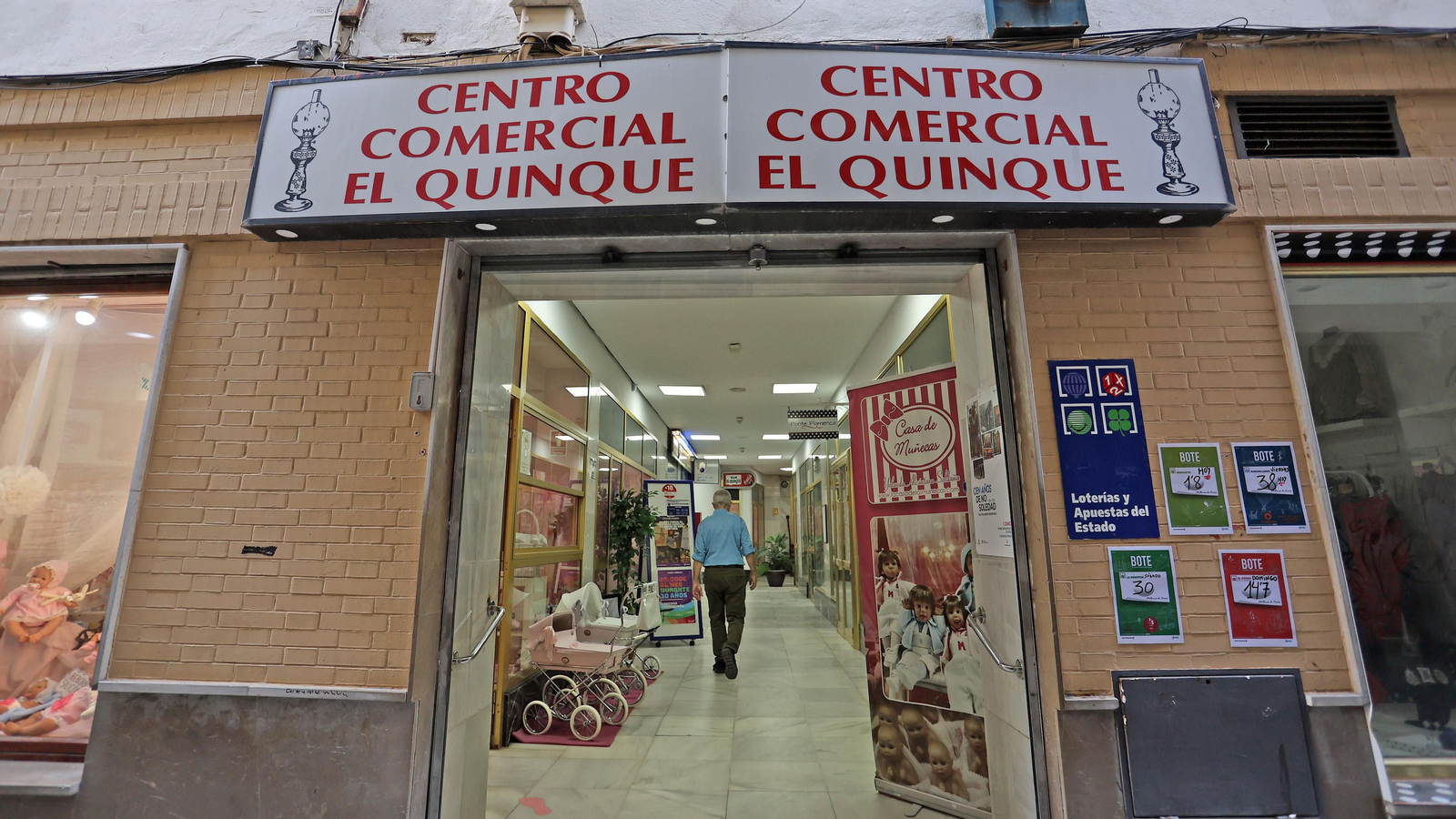 Entrada al centro comercial El Quinqué en la calle Mesones. Entrada al centro comercial El Quinqué en la calle Mesones.