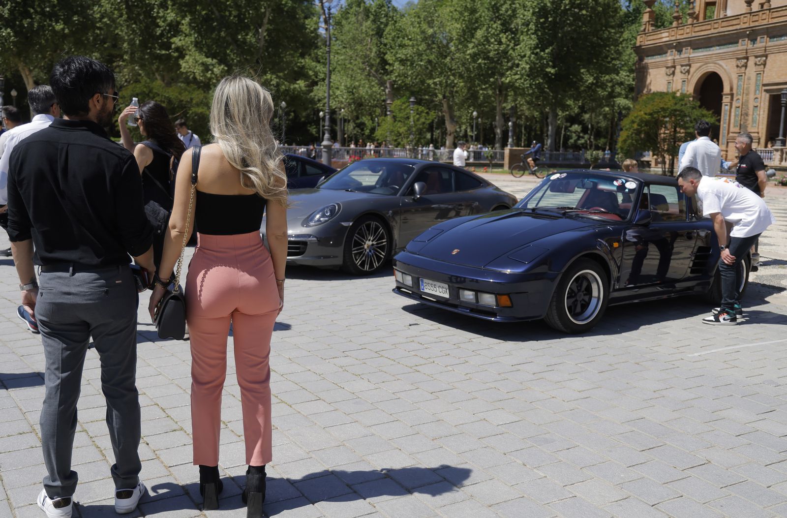Las imágenes del 60º aniversario  del Porche 911 en la Plaza de España de Sevilla