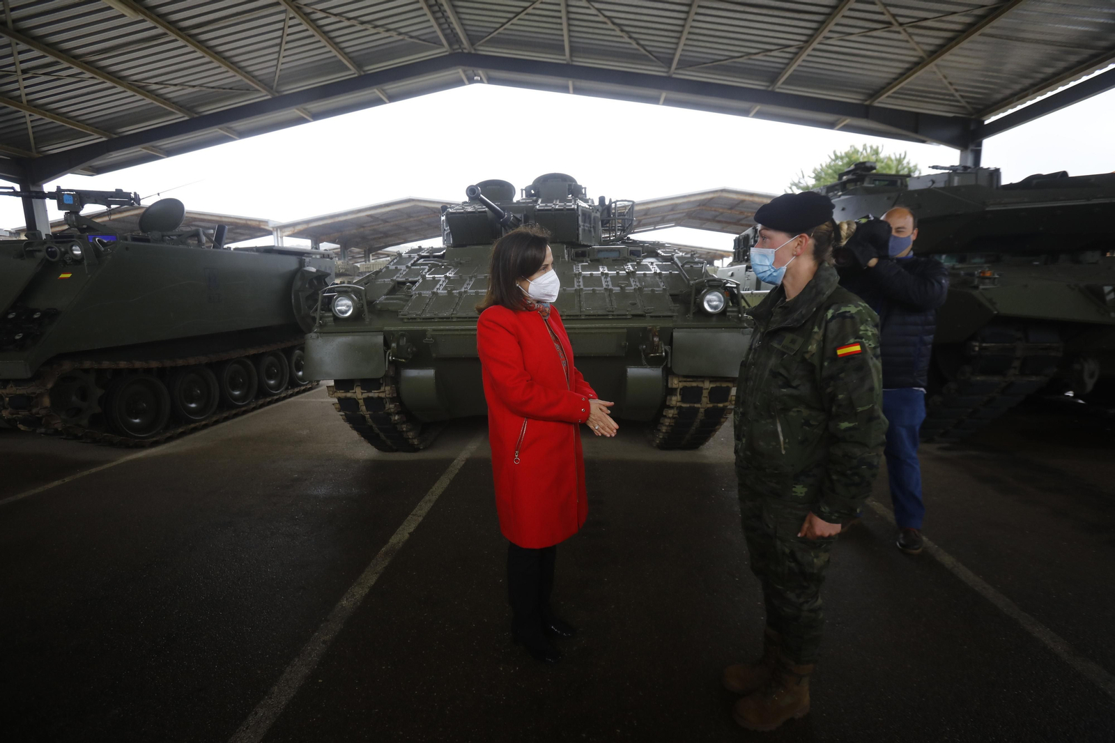 La visita de Margarita Robles a la base militar de Cerro Muriano, en imágenes