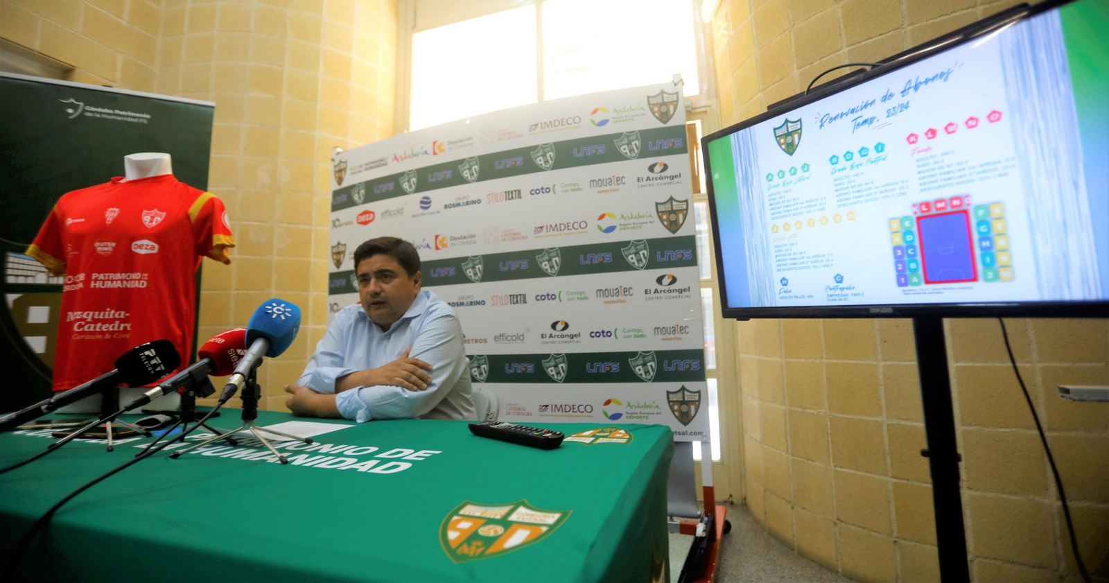 El presidente del Córdoba Futsal, José García Román, en la presentación de la campaña de abonados.