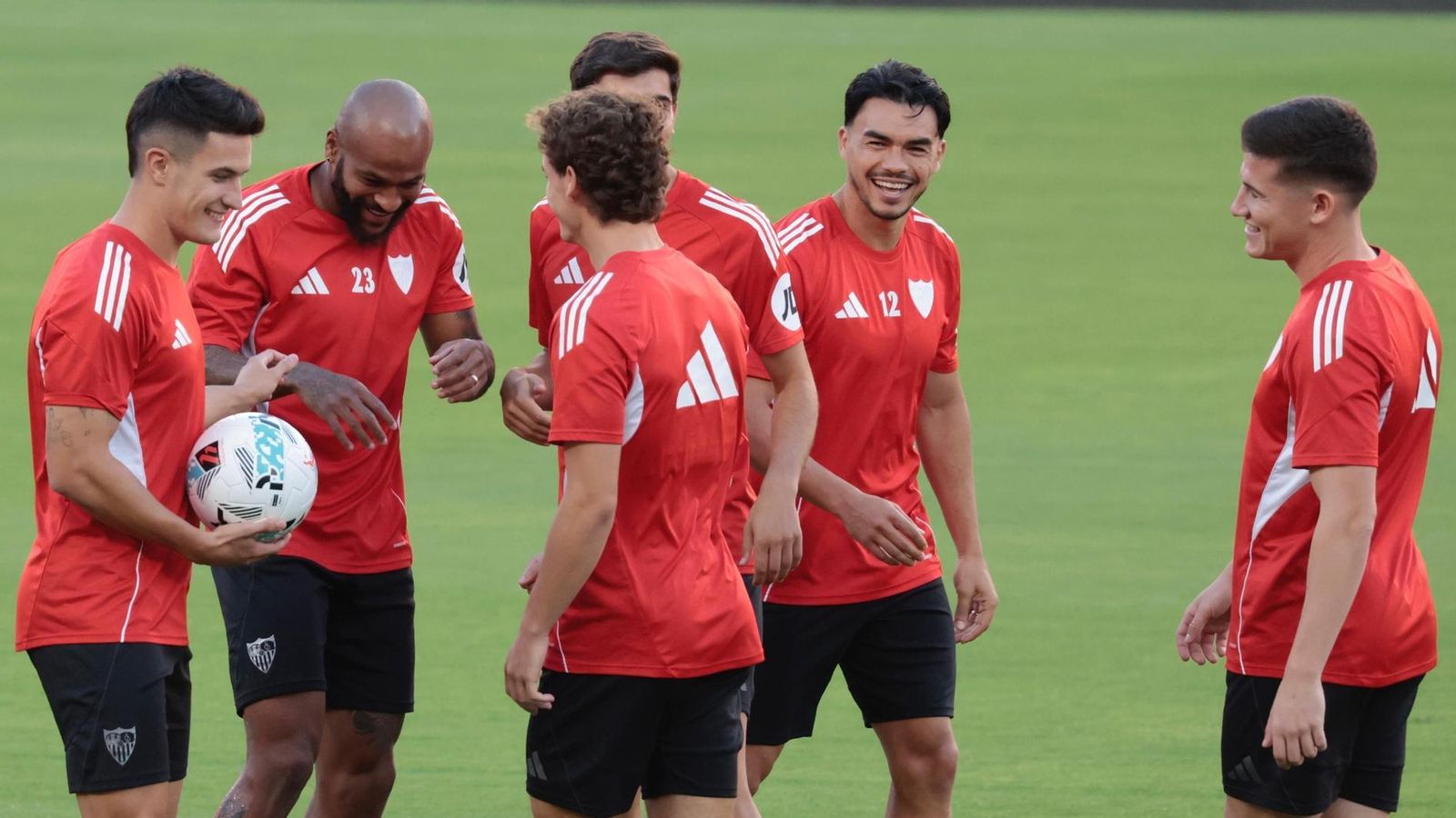 Castrín bromea con Marcao ante Juanlu, Manu Bueno, Suazo y Oso.