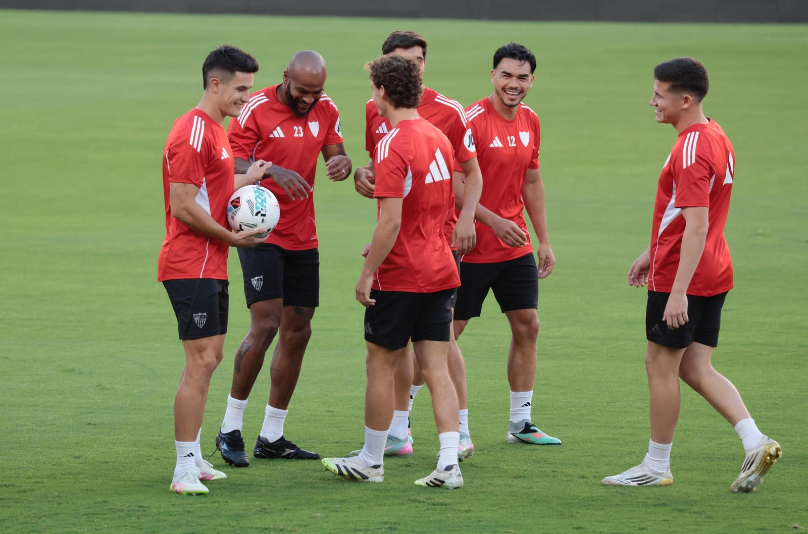 Castrín bromea con Marcao ante Juanlu, Manu Bueno, Suazo y Oso.
