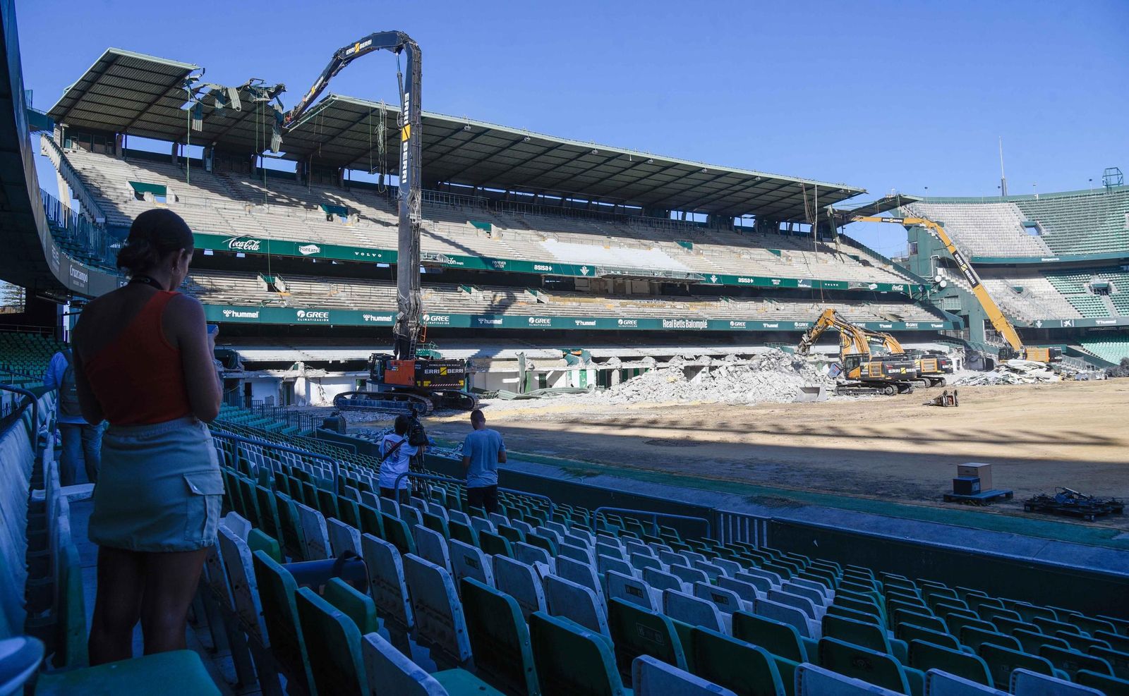 Las imágenes de la retirada de la cubierta de preferencia del Benito Villamarín