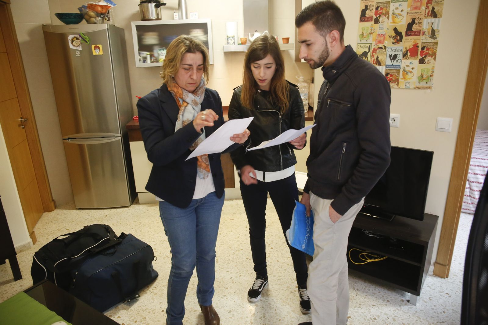 Una agente inmobiliaria atiende a una joven pareja que está alquilando un piso en la capital.