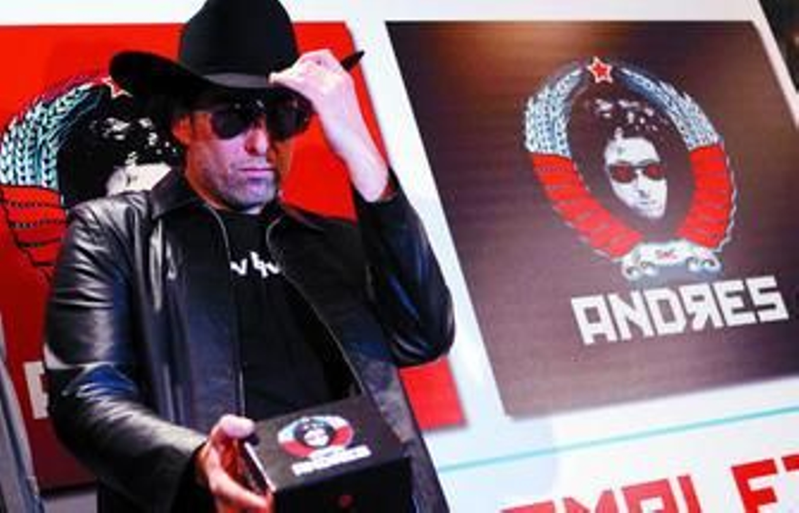 El músico argentino Andrés Calamaro con 'Andrés', la caja especial que reúne toda su obra grabada.