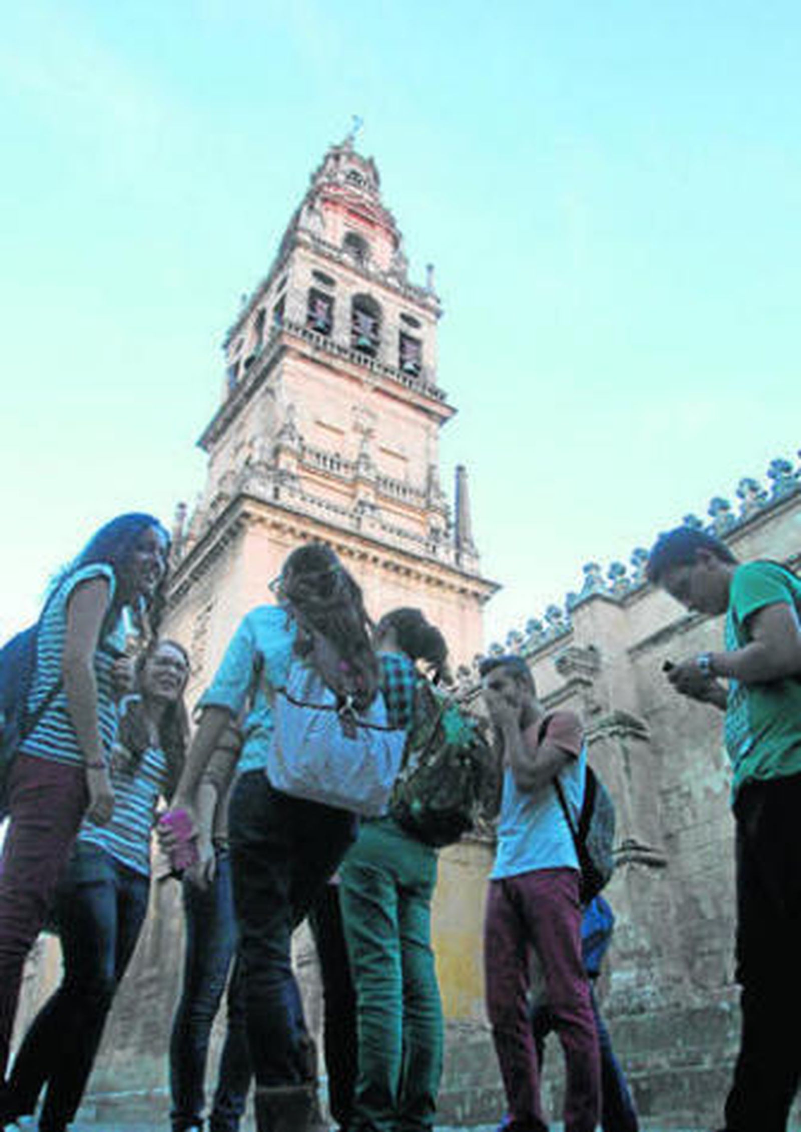 Visitantes en el Patio de los Naranjos, junto a la torre.