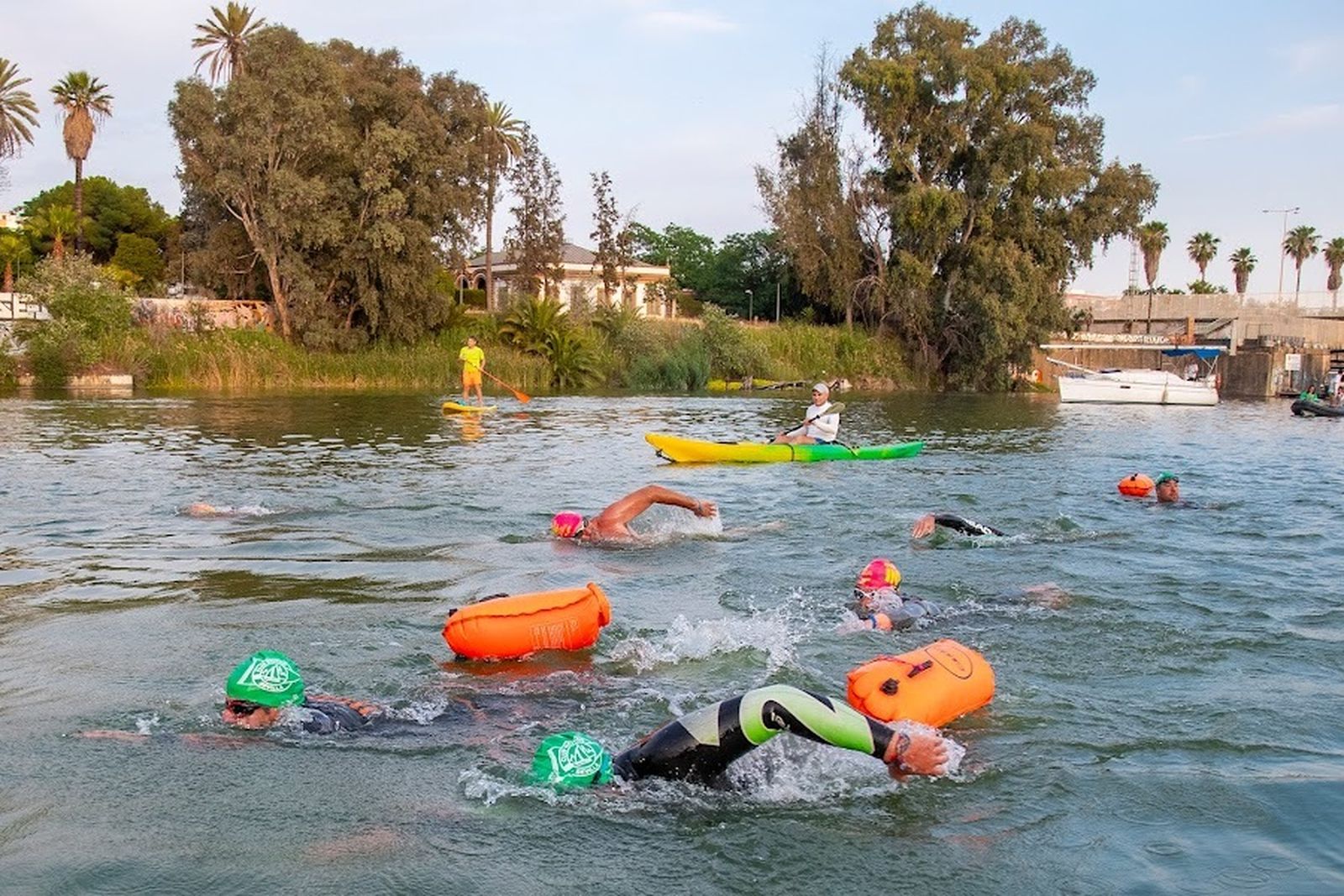 Triatlón a lo largo del Guadalquivir a beneficio de la Fundación Vicente Ferrer