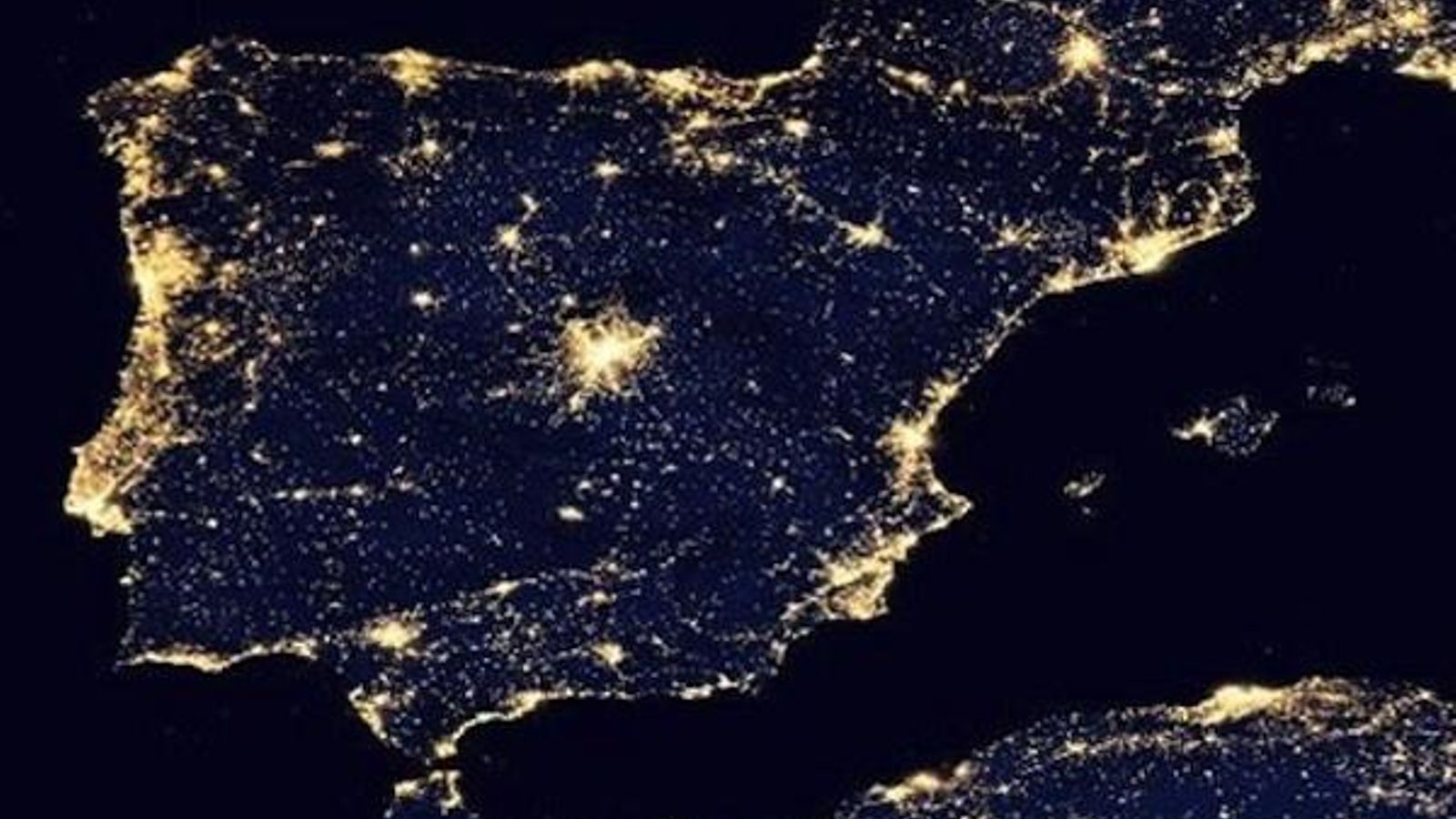 Esta impresionante imagen satelital nocturna muestra una Península Ibérica iluminada por el alumbrado público de los núcleos de población.