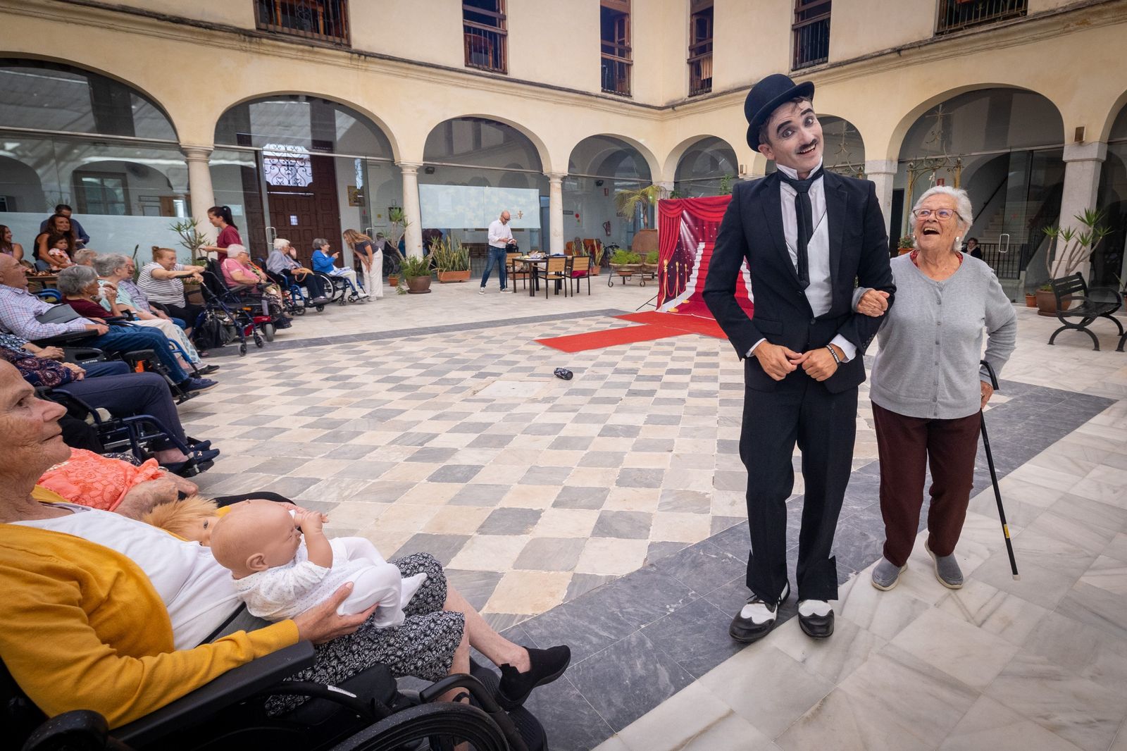 En imágenes, Charlot lleva la magia del cine a la residencia Fragela de Cádiz