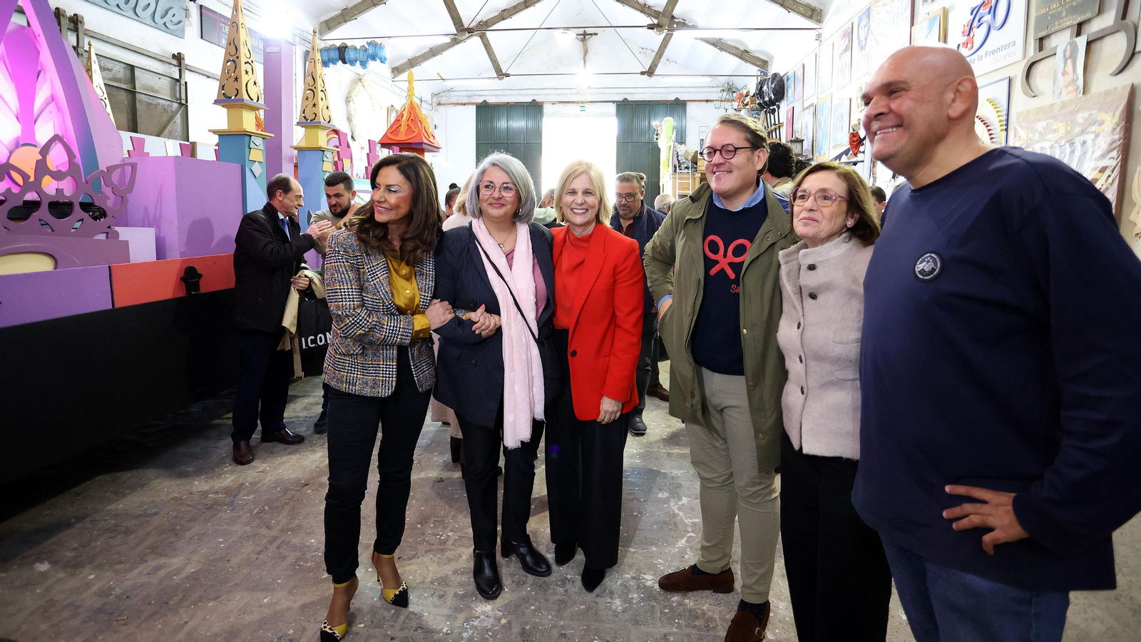 Los Reyes Magos visitan sus carrozas en el taller de Fiestas de Jerez