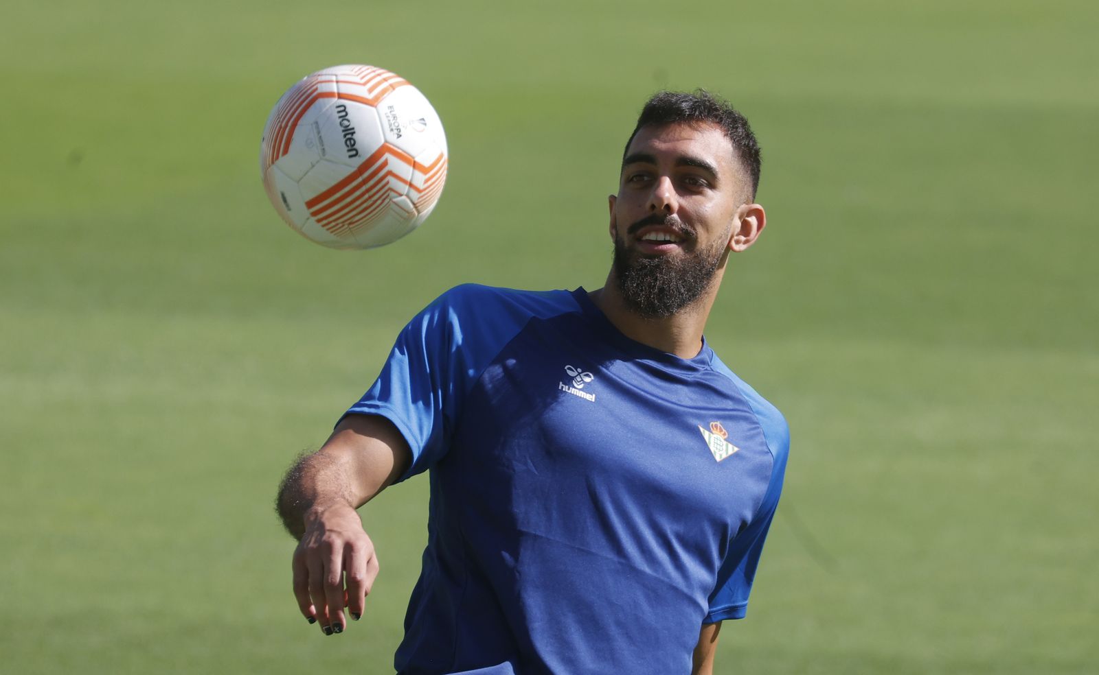 Borja Iglesias, en un entrenamiento con el Betis.
