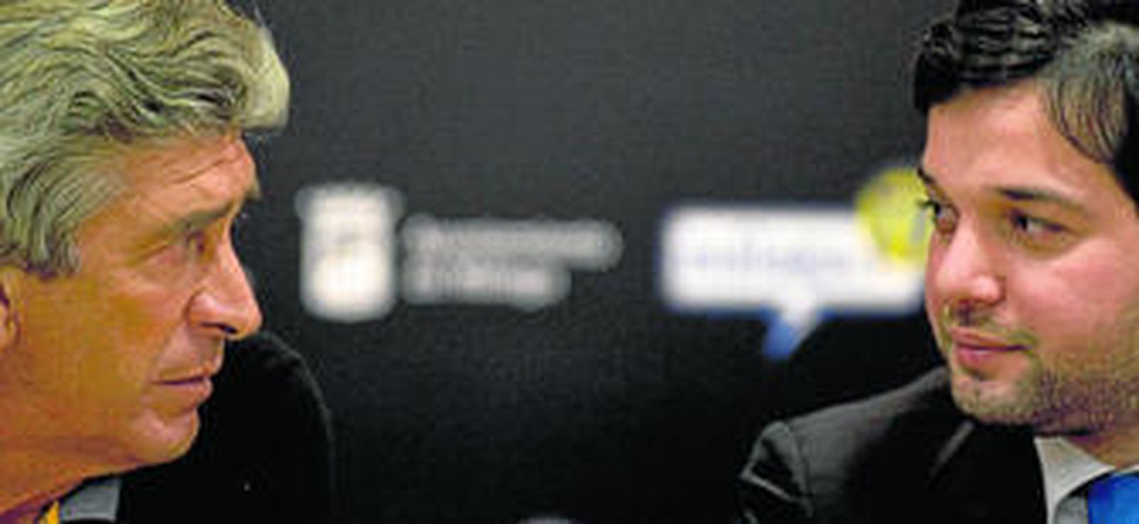 Manuel Pellegrini y Abdullah Ghubn, en la sala de prensa de La Rosaleda durante la presentación del técnico chileno.