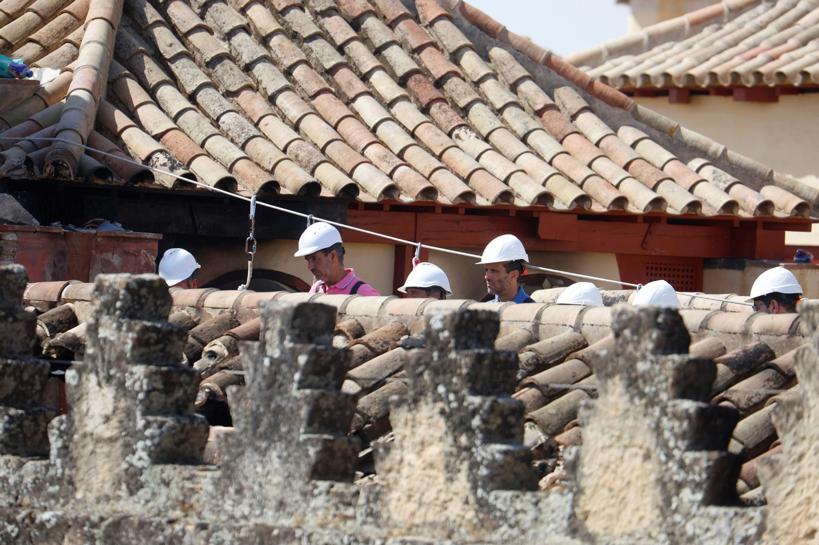 Los daños producidos por el incendio en la Mezquita-Catedral vistos desde las cubiertas