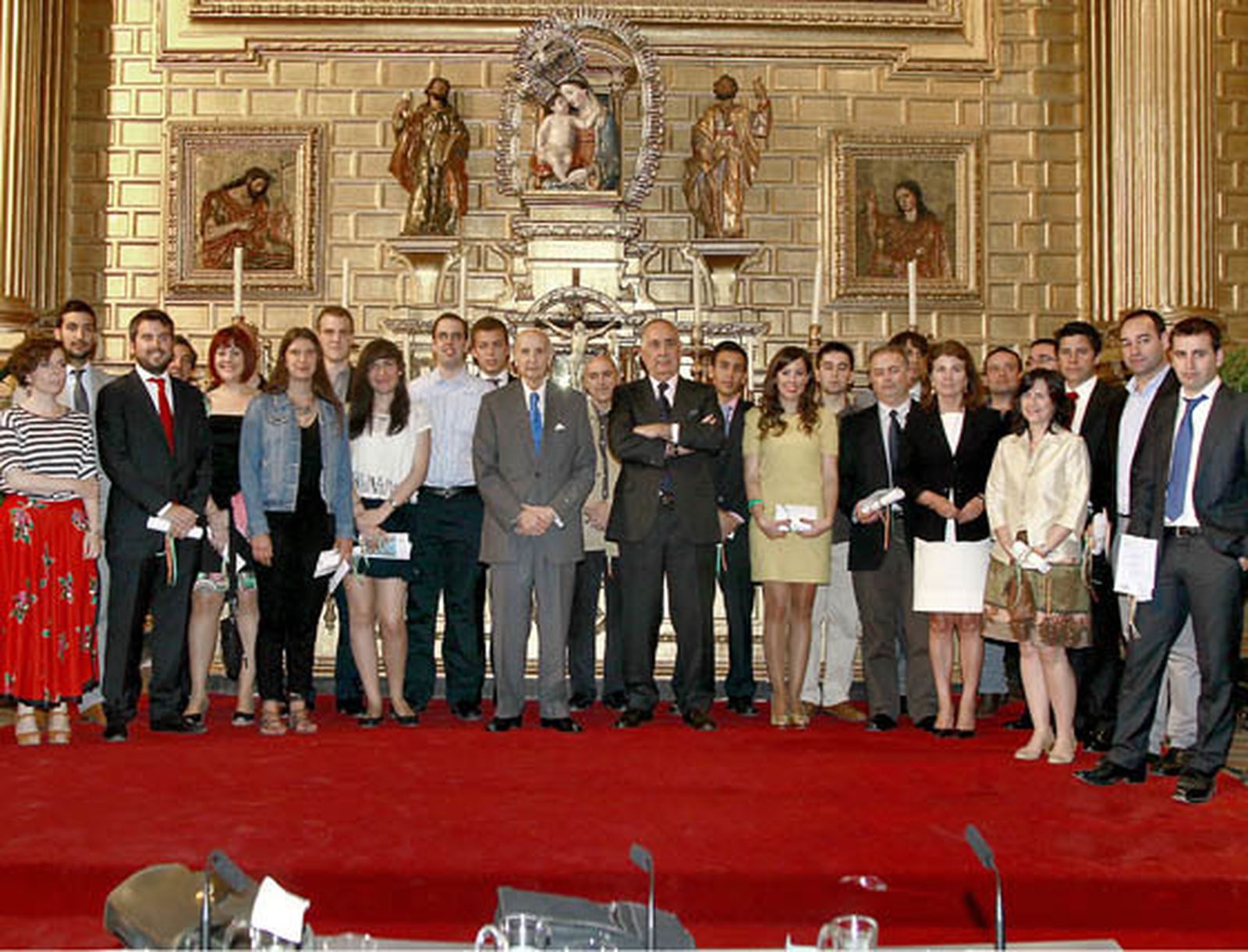 Los galardonados por Focus-Abengoa con los premios de fin de estudios, perfeccionamiento profesional, mejor tesis doctoral sobre un tema sevillano, y de pintura, con Santiago Grisolía, secretario vitalicio de la Fundación Valenciana de Estudios Avanzados; José B. Terceiro, presidente de la Fundación Focus-Abengoa y vicepresidente de Abengoa, y Anabel Morillo, directora general de la Fundación.  Foto: Victoria Ramírez