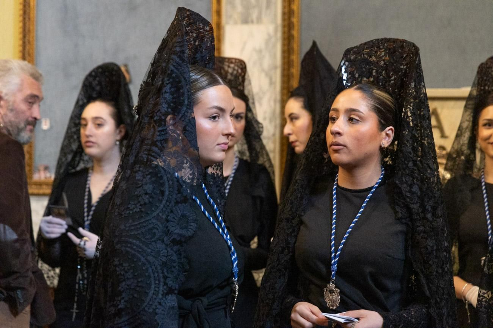 Los jiennenses se echan a la calle para presenciar la primera de las procesiones de la jornada: la Borriquilla (I)
