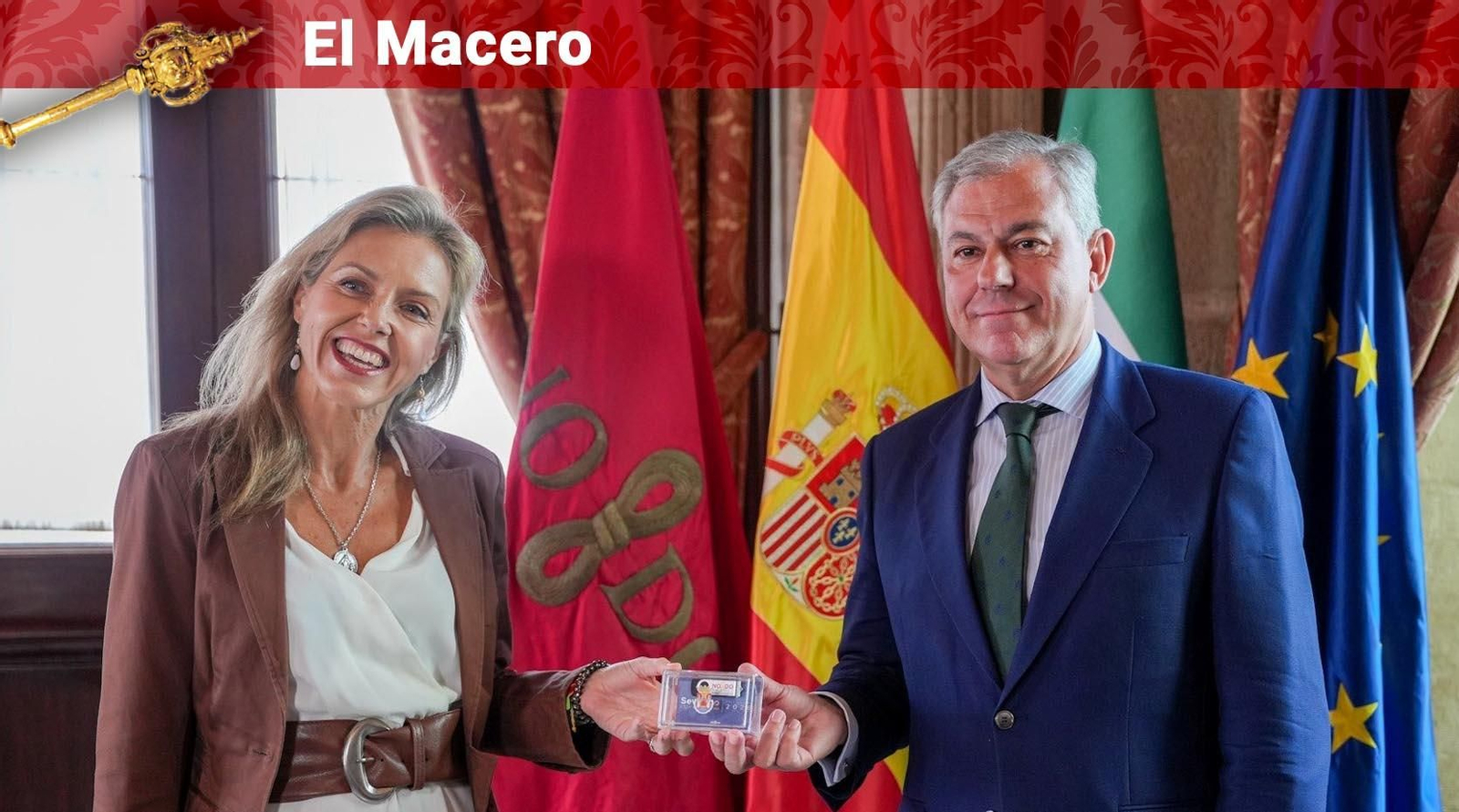 Sanz entrega un 'pendrive' a Peláez con el Presupuesto de la ciudad para 2026.