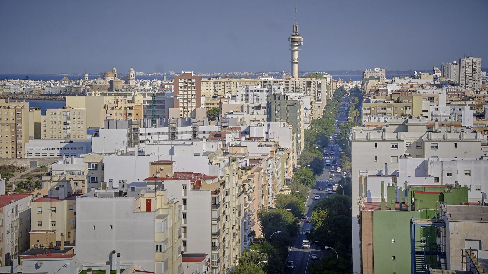 Impresionante vista de la Avenida, en sentido al casco histórico, desde la azotea de Vistahermosa.