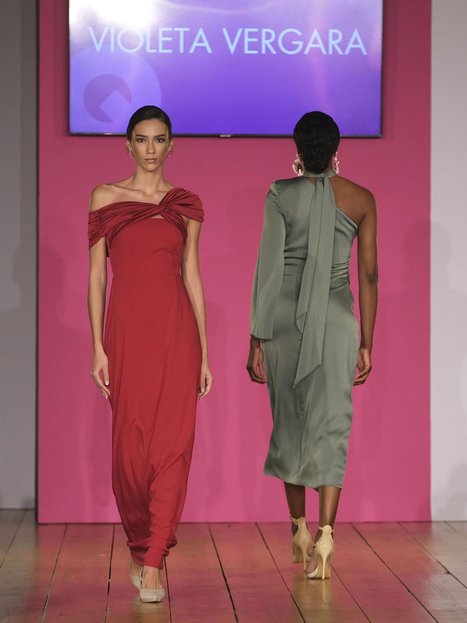 Sobriedad y minimalismo en las invitadas de Violeta Vergara