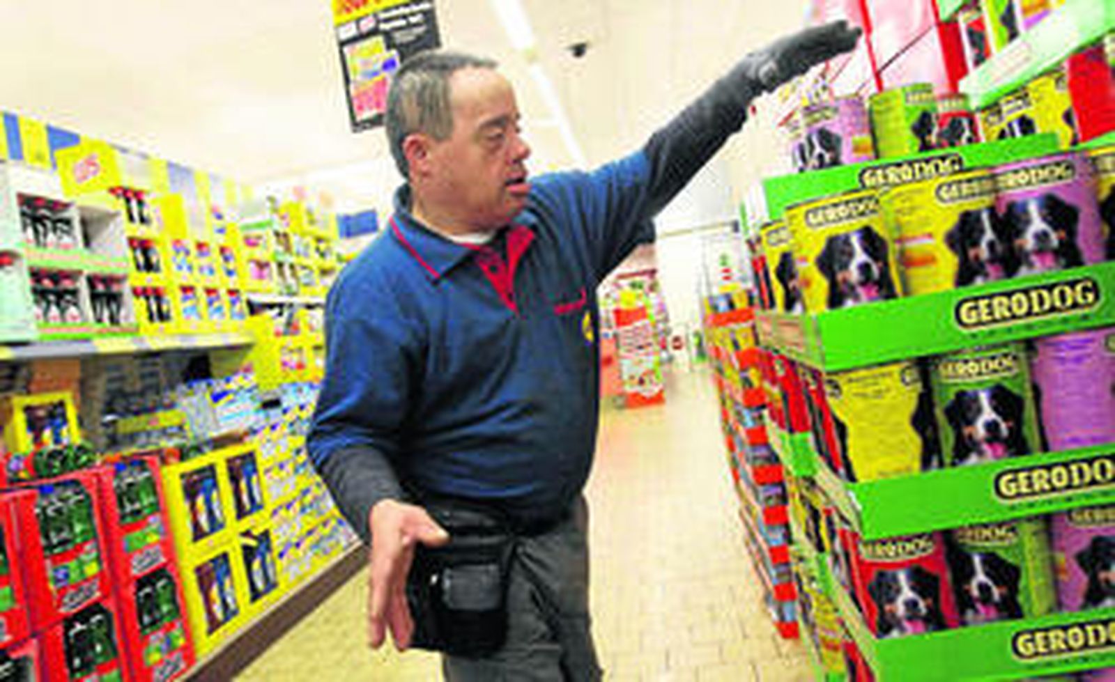 José Ángel, con síndrome de Down, trabaja como operario de mantenimiento en un supermercado.