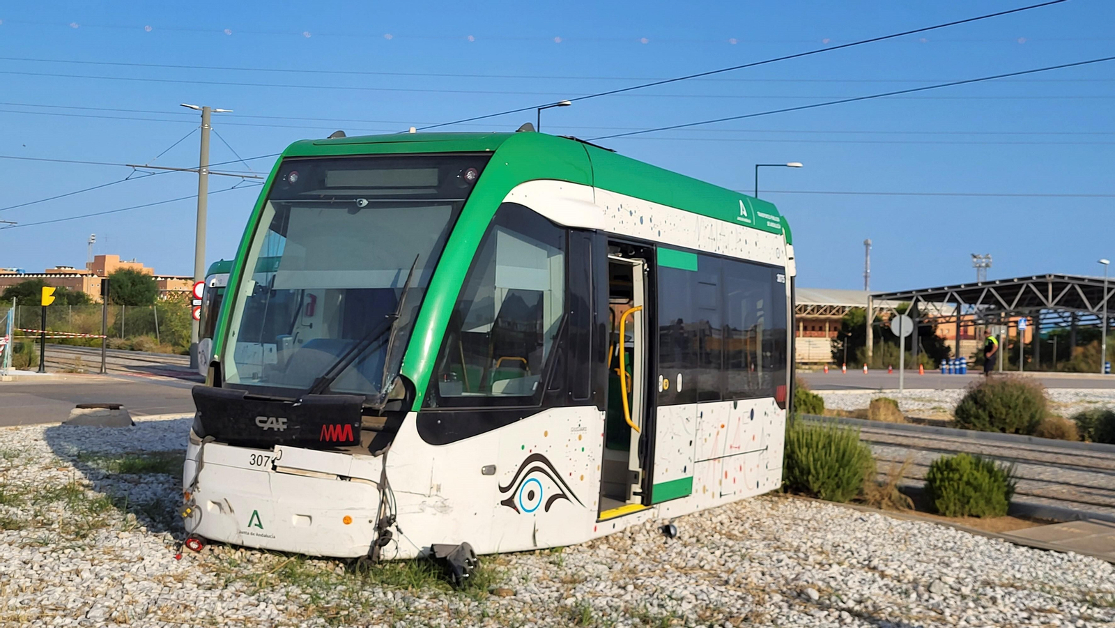 Las fotos del accidente entre el Metro de Málaga y un coche en El Cónsul