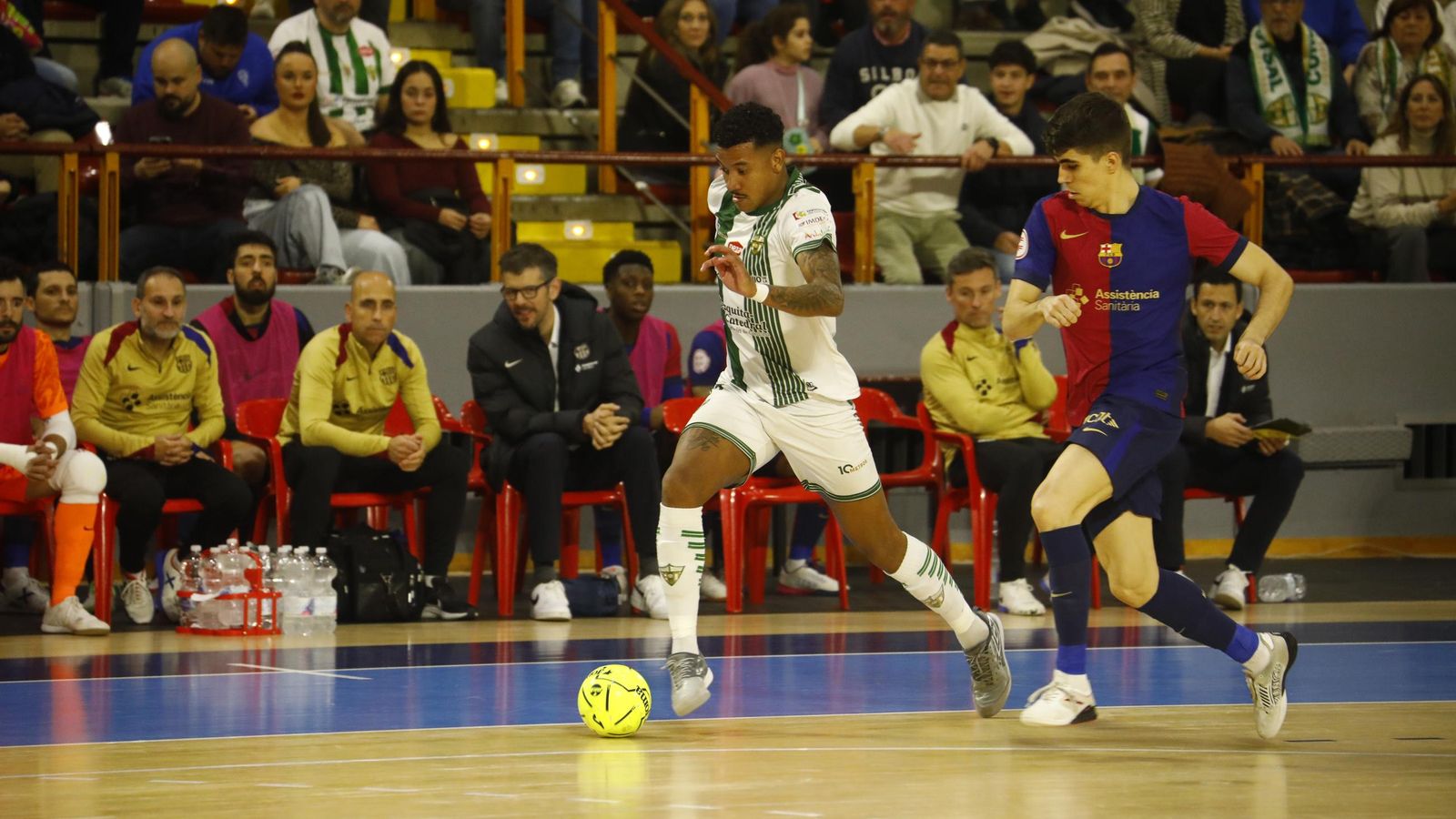 Kaué Pereira es presionado por el azulgrana Antonio.