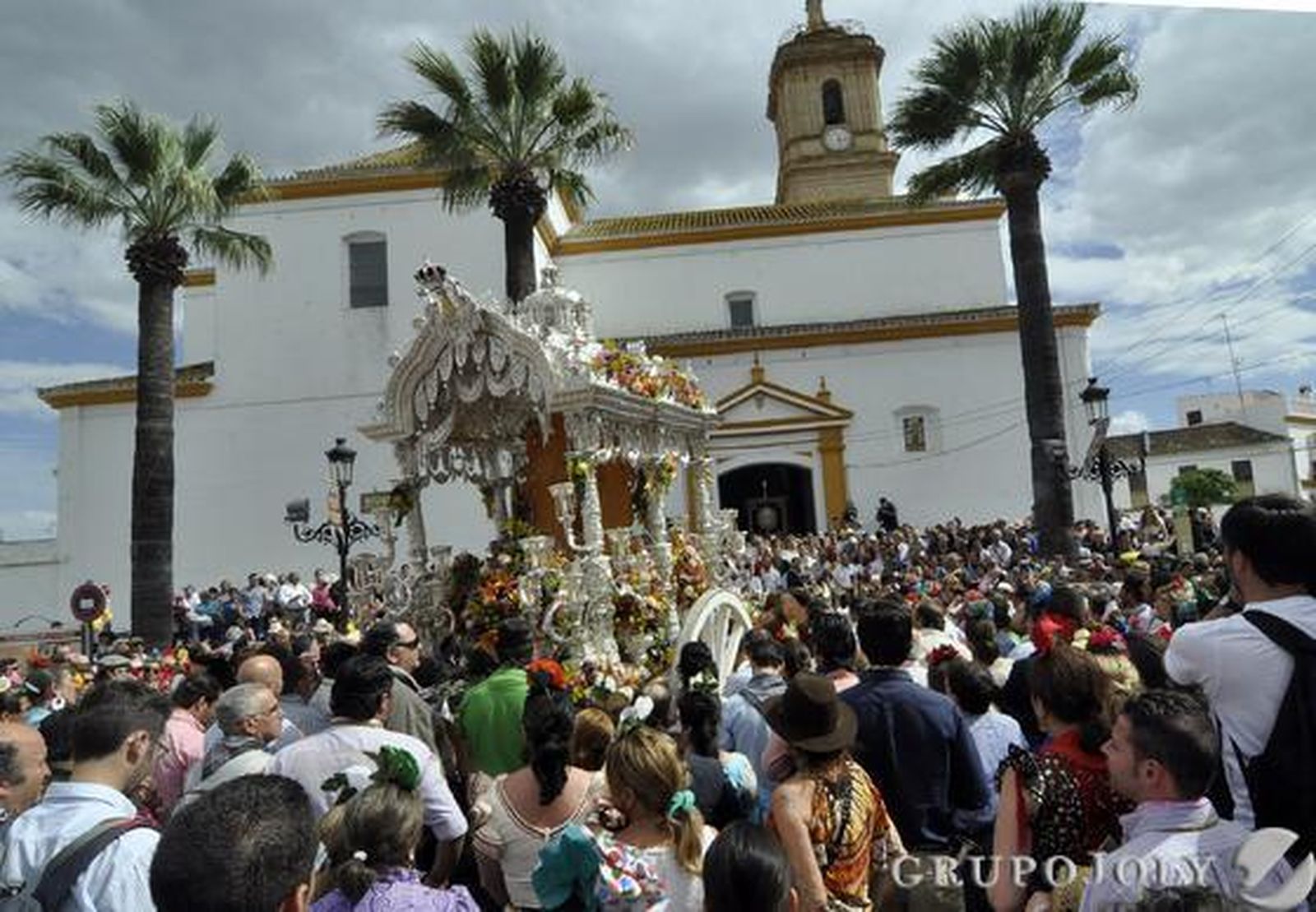 Mairena del Alcor sube la escalinata de la parroquia manriqueña.

Foto: Manuel Gómez