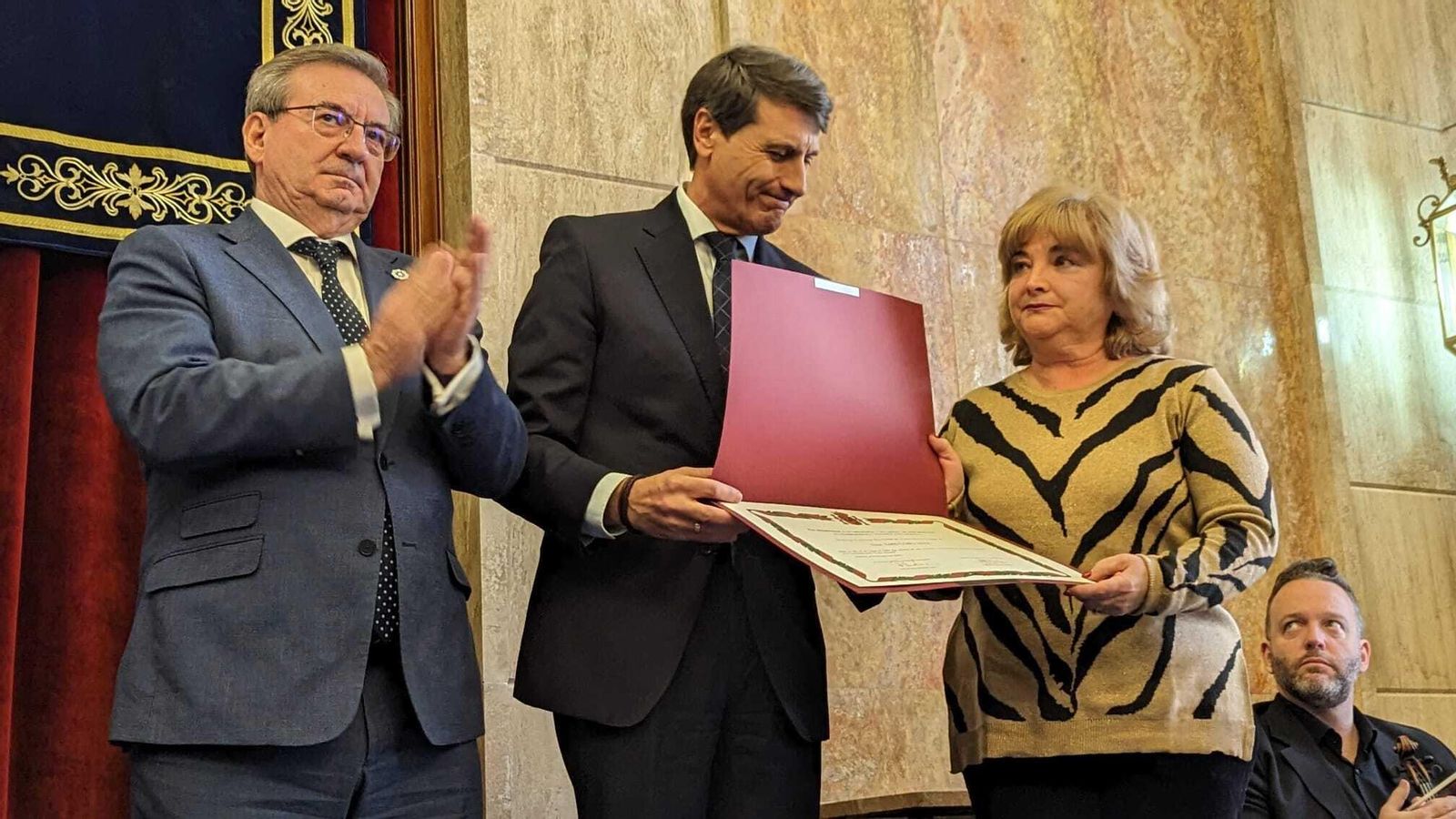 Maria del Carmen Mañas, hermana de Juan, recogió el diploma para la familia de Luis Cobo.