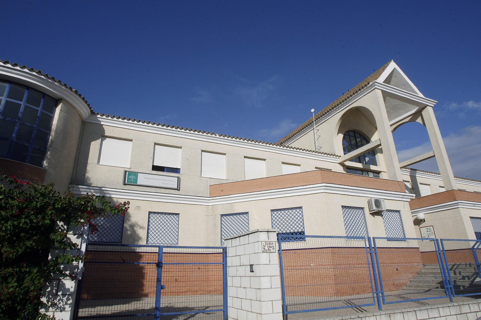 Fachada del colegio Arquitecto Leoz de Puerto Real.